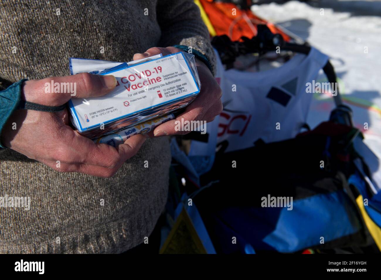 Larry Daugherty, un musher de Eagle River, contiene paquetes vacíos de la  vacuna COVID-19 que llevará con él en el sendero de la carrera de perros de  trineo Iditarod en un guiño