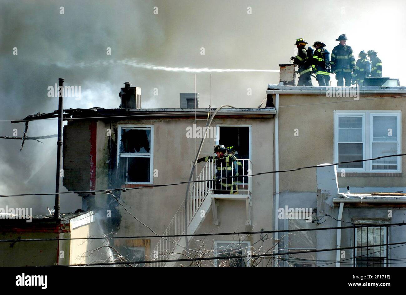 Los bomberos de la ciudad de Baltimore batallaron un incendio que engulló gran parte del bloque de 300 de E. 20th St. Desplazando a los residentes y destruyendo casas en Baltimore, Maryland, lunes, 21 de agosto de 2006. (Foto de Elizabeth Malby/Baltimore Sun/MCT/Sipa USA) Foto de stock