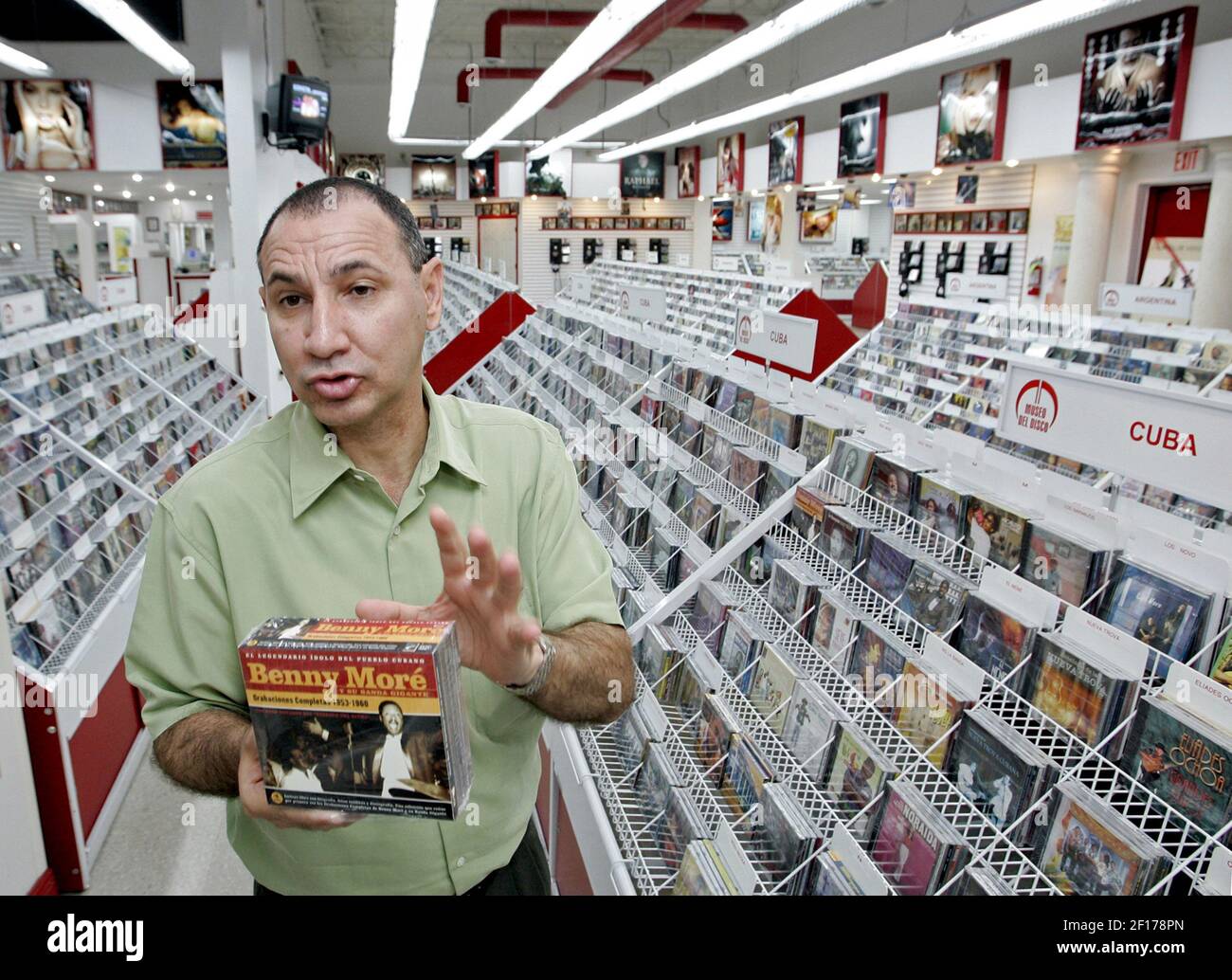 Me encanta lo que hago": Y tengo lo que nadie más tiene, dice Hinsul Lazo,  propietario del Museo del disco, una gran tienda de música independiente,  en el suroeste de Miami-Dade, Florida. (