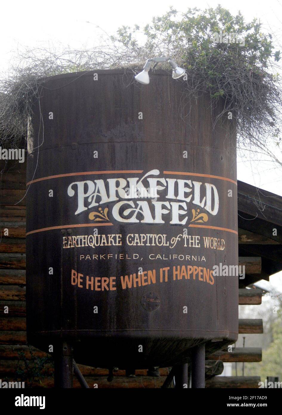 Una señal de barcos que Parkfield Cafe en Parkfield, California, es la  "Capital Mundial del terremoto". Parkfield, un pequeño pueblo situado a  casi la misma distancia entre los Ángeles y San Francisco,