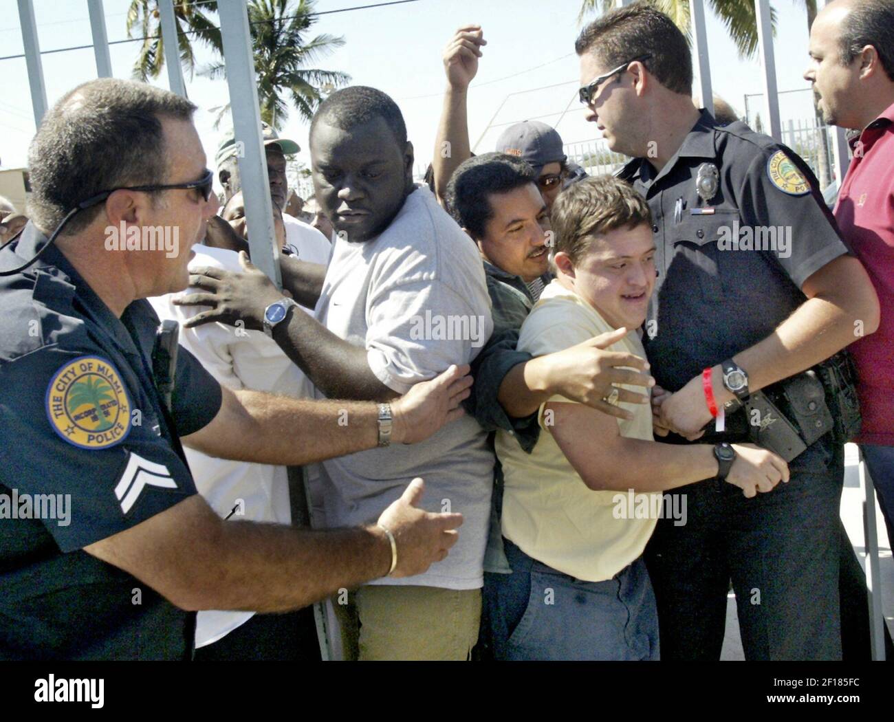 -- SIN MAGS, SIN VENTAS HASTA EL 11/9/05 -- KRT US NEWS STORY SLUGED: WEA-WILMA KRT PHOTOGRAPH BY PATRICK FARRELL/MIAMI HERALD (SOUTH FLORIDA SUN-SENTINEL AND ORLANDO SENTINEL OUT) (OCTUBRE 25) MIAMI, FL -- La policía de la Ciudad de Miami intenta controlar a la multitud mientras empujan y se dan la paloma para entrar en el Orange Bowl en Miami, Florida, para conseguir agua y hielo el martes, 25 de octubre de 2005. (Foto de cdm) 2005 Foto de stock