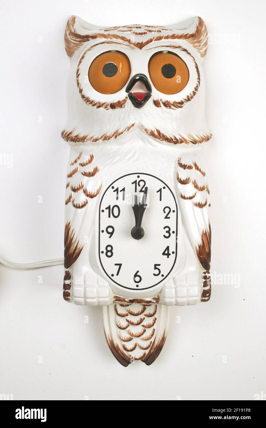 -- SIN MAGS, SIN VENTAS -- KRT HISTORIA DE ESTILO DE VIDA SLUGED: HOME-KITCATCLOCK KRT FOTOGRAFÍA DE LEONARD ORTIZ/ORANGE COUNTY REGISTER (enero de 27) Owl Kit-Cat reloj nombrado Profesor Timebelly hecho durante los años 60. (Foto de lde) 2005 Foto de stock