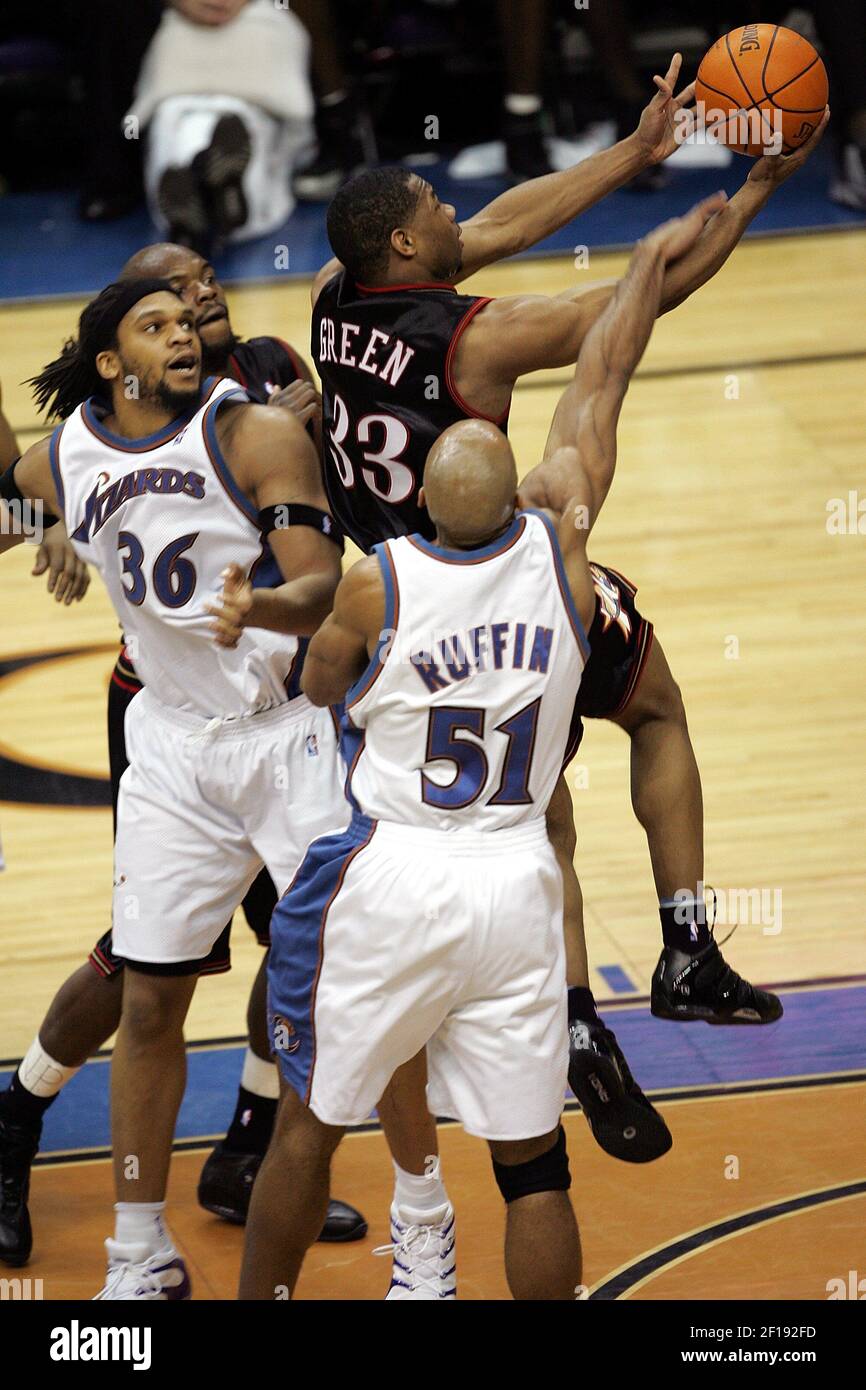 LA HISTORIA DE LOS DEPORTES DE KRT SE HA QUEDADO ATRÁS: SIXERS-MAGOS FOTOGRAFÍA de KRT POR HARRY E. WALKER/KRT (enero de 26) -- WASHINGTON, DC -- Willie Green de Filadelfia 76er conduce a la canasta pasando por los defensores de los magos de Washington Ethan Thomas (36), Left y Michael Ruffin (51) durante su juego jugado en el MCI Center en Washington, D.C., el miércoles por la noche. (Foto de hew) 2005 Foto de stock