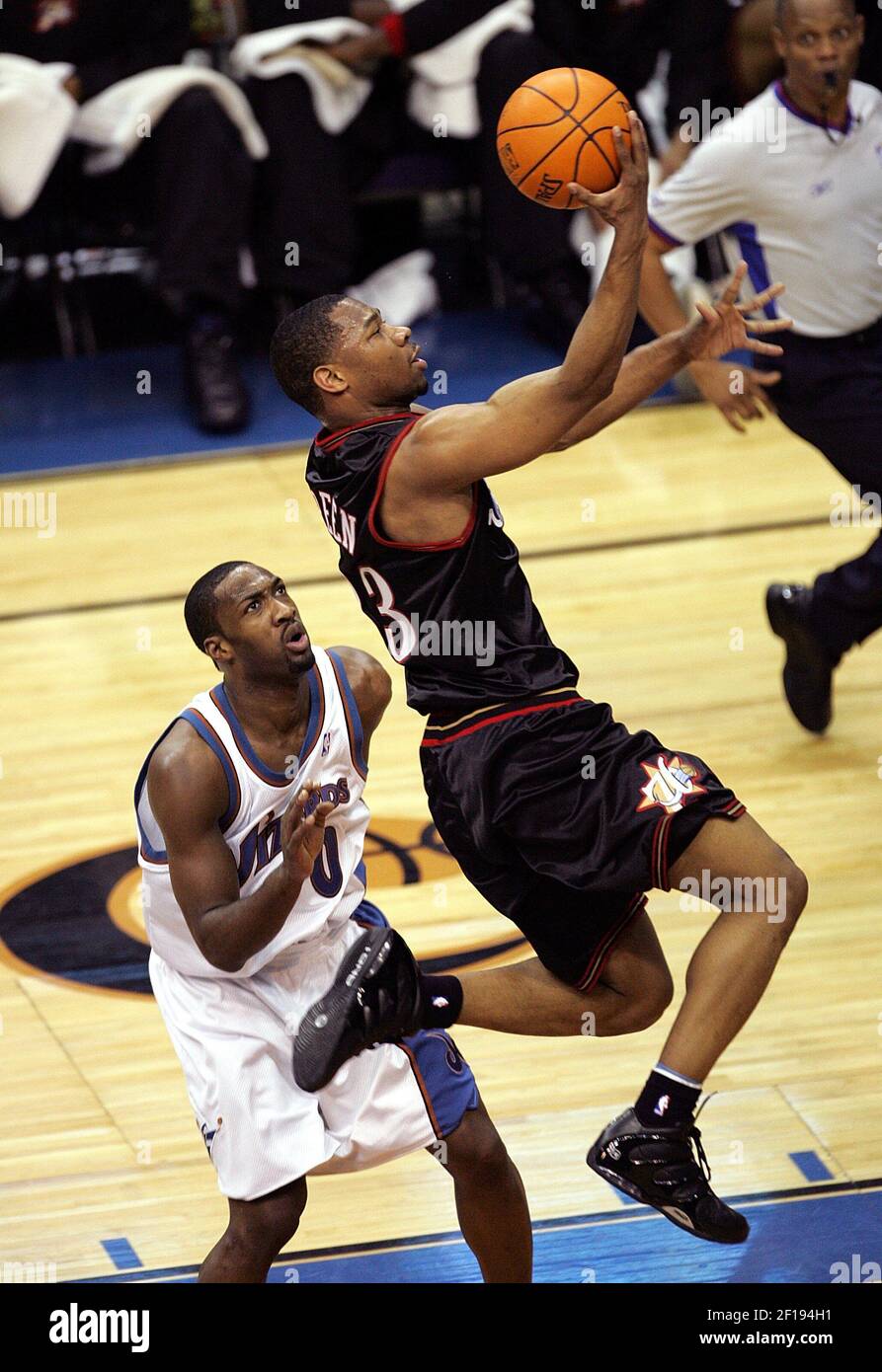 LA HISTORIA DE LOS DEPORTES DE KRT SE HA DESLUTADO: SIXERS-MAGOS FOTOGRAFÍA de KRT POR HARRY E. WALKER/KRT (enero de 26) -- WASHINGTON, DC -- Willie Green de Philadelphia 76er (33) anota sobre los magos de Washington Gilbert Arenas (9) durante su juego jugado en el MCI Center en Washington, D.C., el miércoles por la noche. (Foto de hew) 2005 Foto de stock