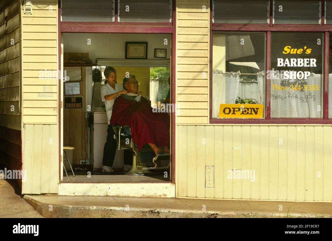 -- NO HAY MAGS, NO HAY VENTAS --KRT HISTORIA DE VIAJES SLUGED: UST-WAILUKU Fotografía KRT POR CHAS METIVIER/ORANGE COUNTY REGISTER (LA TIMES OUT) (septiembre 25) Sue's Barber Shop está en el viejo centro de Wailuku, Maui, Hawaii. (Foto de lj) 2005 Foto de stock