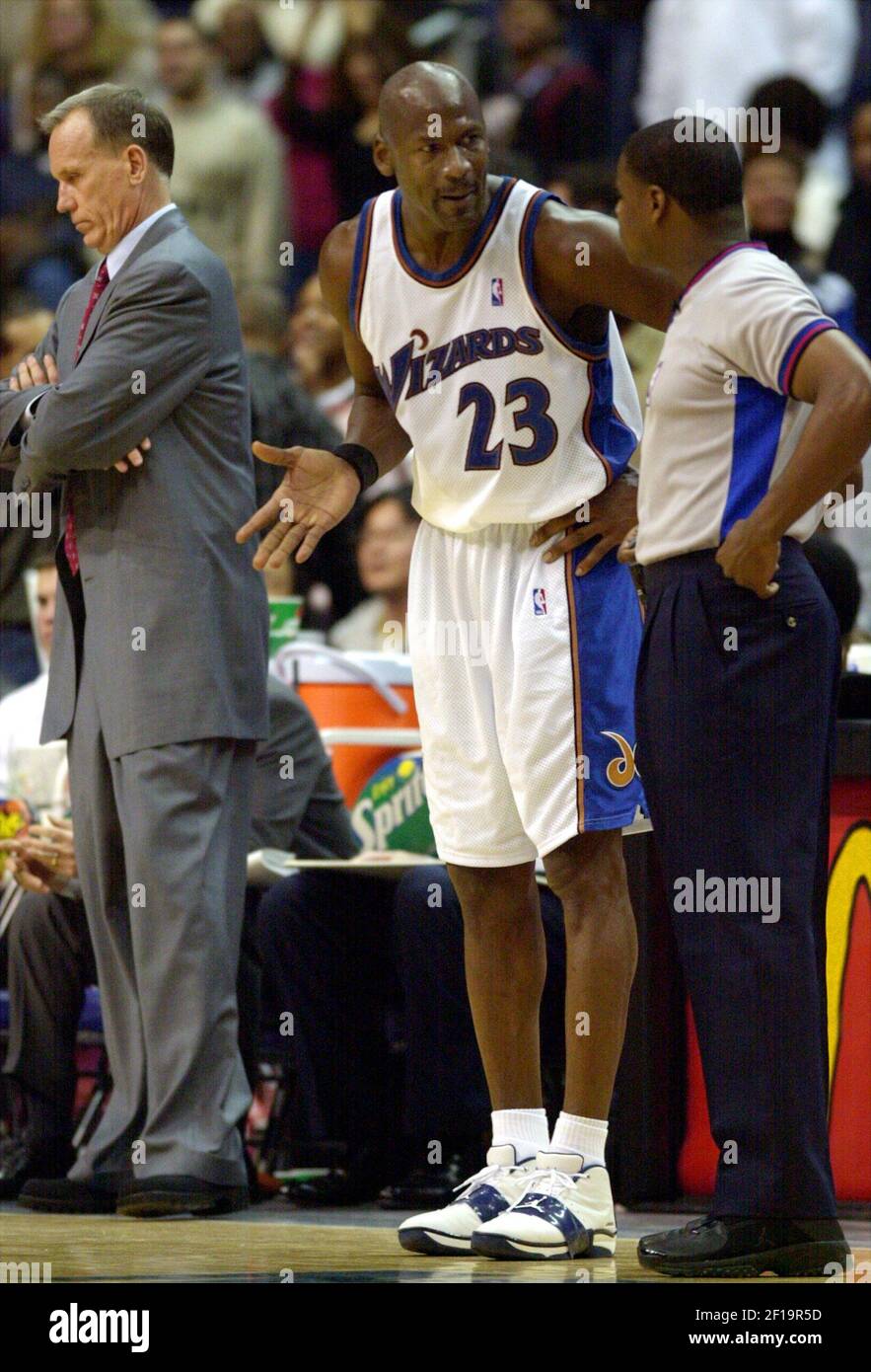 HISTORIA DEPORTIVA DE KRT SLUGED: SIXERS-MAGOS FOTOGRAFÍA de KRT POR STEVE DESLICH (enero 18) WASHINGTON, DC - como entrenador Doug Collins, izquierda, mira, Michael Jordan de Washington (23) argumenta una llamada con un árbitro tarde en la derrota de los Wizards 88-80 a la Filadelfia 76ers , sábado, 18 de enero de 2003, En el Centro MCI en Washington, D.C. (Foto por smd) 2003 Foto de stock