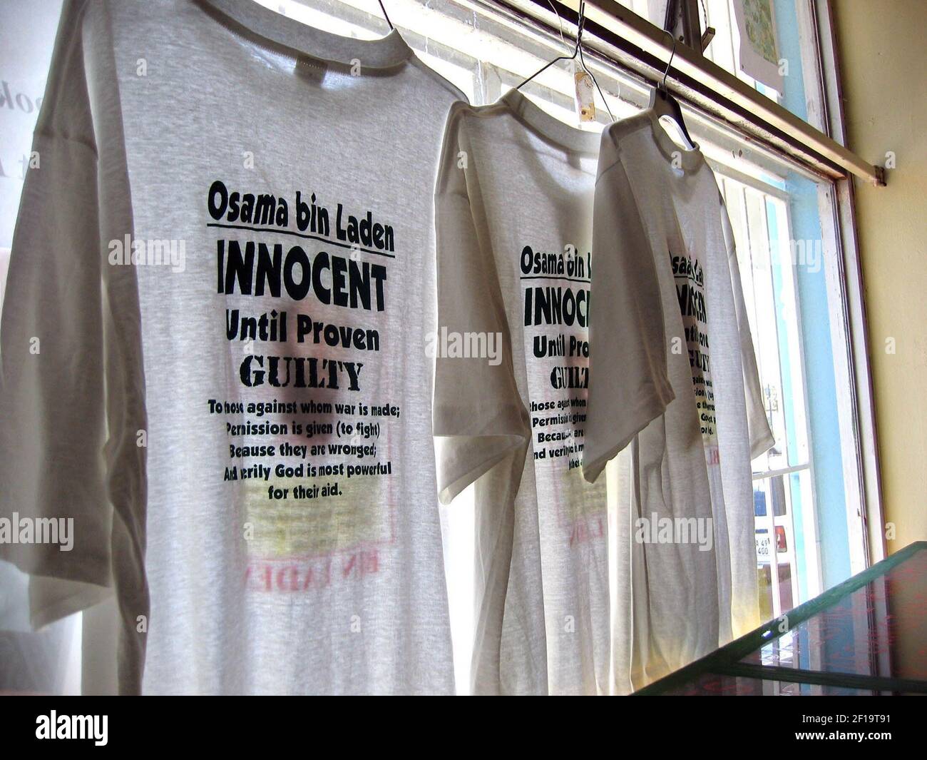 NOTICIAS DEL MUNDO DE KRT SLUGED: TERROR-SUDÁFRICA KRT FOTOGRAFÍA DE SUDARSAN RAGHAVAN/KRT (agosto de 1) camisetas de Osama Bin Laden en exhibición en el Centro de Información de los musulmanes contra la opresión Global en Ciudad del Cabo, Sudáfrica. (Foto de cdm) 2004 Foto de stock