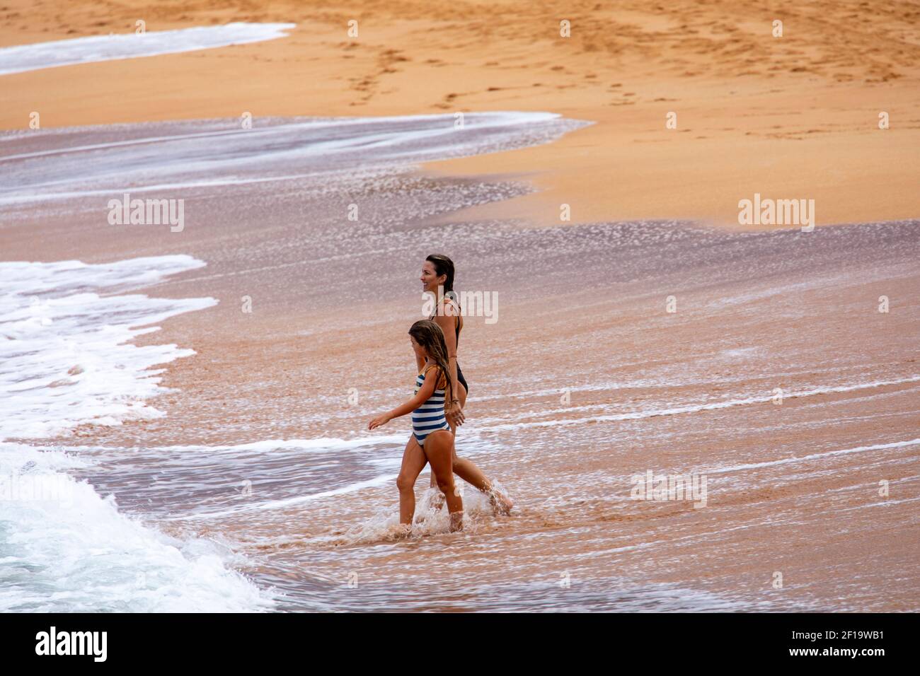 La madre y la hija pasan tiempo de calidad juntos divertirse Una playa de Sydney en Australia Foto de stock