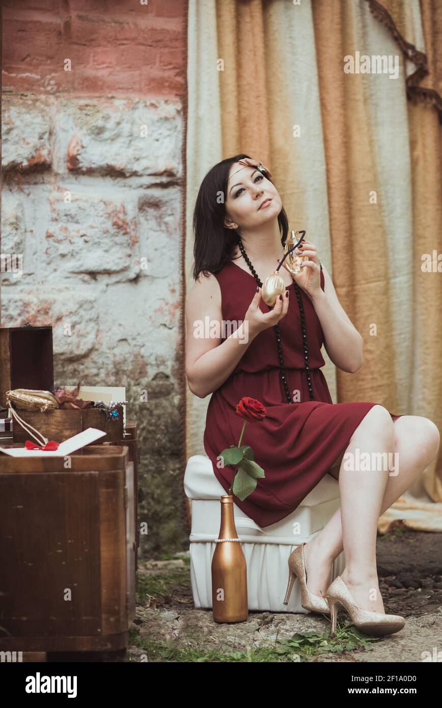 Chica retro sentada en una mesa de vestir Fotografía de stock - Alamy