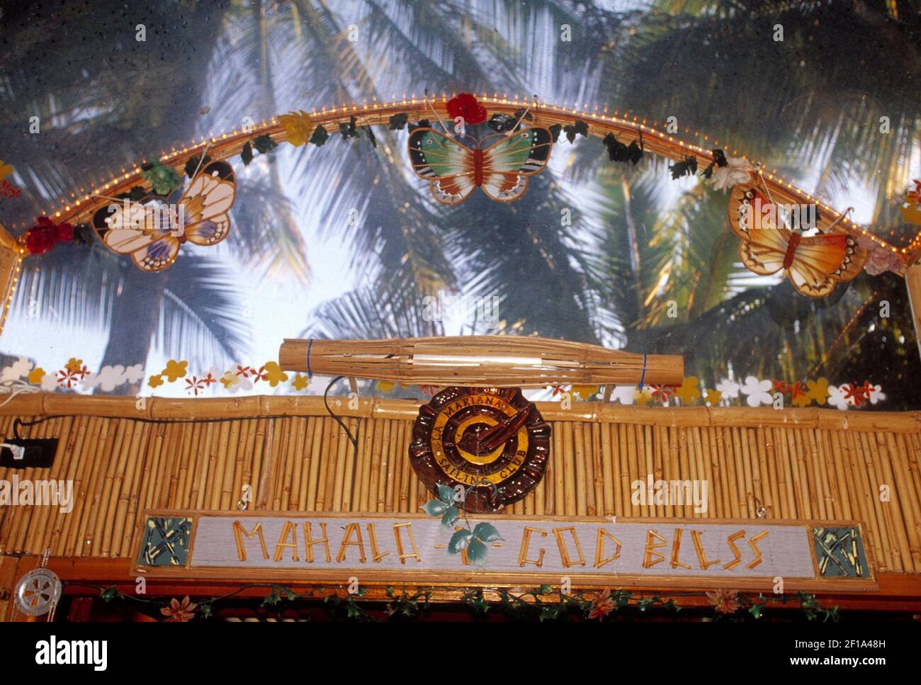 -- NO HAY MAGS, NO HAY VENTAS --LA HISTORIA DE VIAJE DE KRT SE HA QUEDADO MUY LENTO: UST-TIKI FOTOGRAFÍA DE KRT POR LEONARD ORTIZ/ORANGE COUNTY REGISTER (L.A. Times-out)(Marzo 28) la entrada al Club de vela Mariana en Honolulu, Hawaii. (jt) 2005 Foto de stock