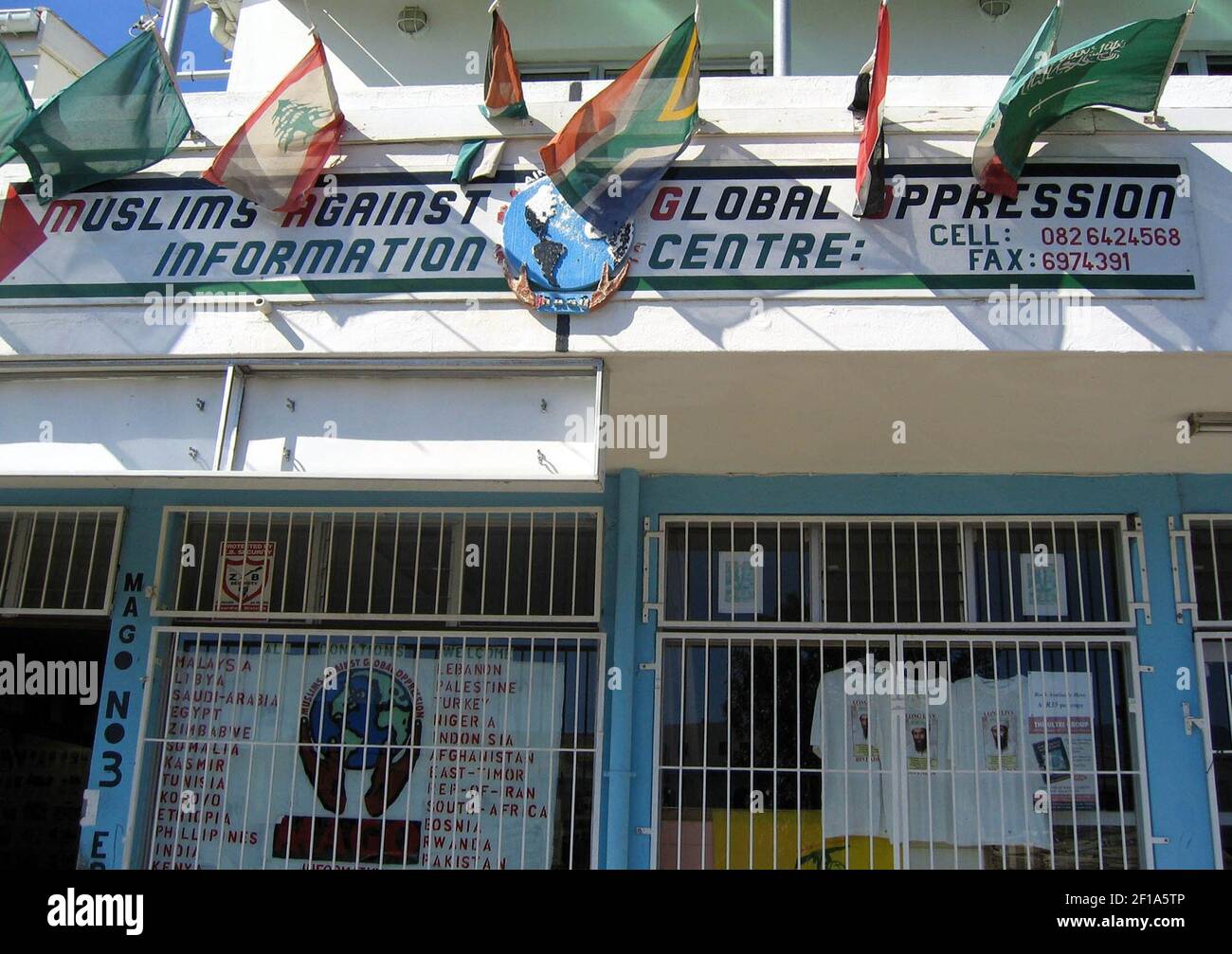 KRT WORLD NEWS STORY SLUGED: TERROR-SUDÁFRICA KRT FOTOGRAFÍA DE SUDARSAN RAGHAVAN/KRT (agosto de 1) Banderas de diferentes naciones árabes vuelan fuera de los musulmanes contra la opresión Global Centro de Información en Ciudad del Cabo, Sudáfrica. (Foto de cdm) 2004 Foto de stock