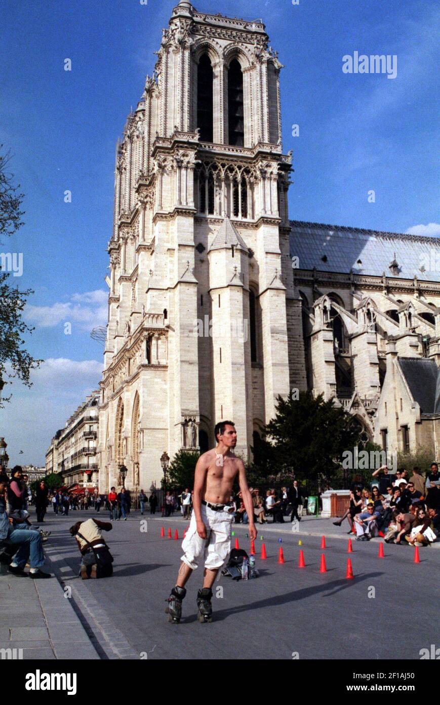 -- SIN MAGS, SIN VENTAS -- HISTORIA DE VIAJES de KRT SLUGED: WLT-EUROPE-PARIS-KIDS KRT FOTOGRAFÍA DE KRISTIN JACKSON/SEATTLE TIMES (julio de 4) UN patinador muestra sus cosas por la catedral de Notre Dame en París. Él y sus amigos levantaron conos de naranja para tejer. (Foto de cdm) 2004 Foto de stock