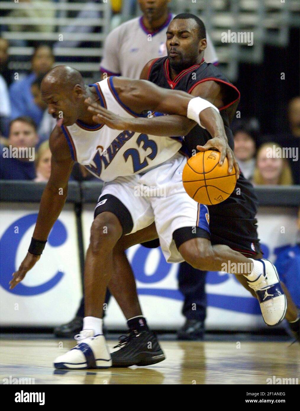 LA HISTORIA DE LOS DEPORTES DE KRT SLUGED: SIXERS-MAGOS FOTOGRAFÍA de KRT POR STEVE DESLICH (enero 18) WASHINGTON, DC - Aaron McKie de Filadelfia (8) folla a Michael Jordan de Washington (23) cuando llega a robar la pelota en la primera mitad del juego de los Wizards contra el 76ers, sábado, enero 18, 2003, En el Centro MCI en Washington, D.C. (Foto por smd) 2003 Foto de stock
