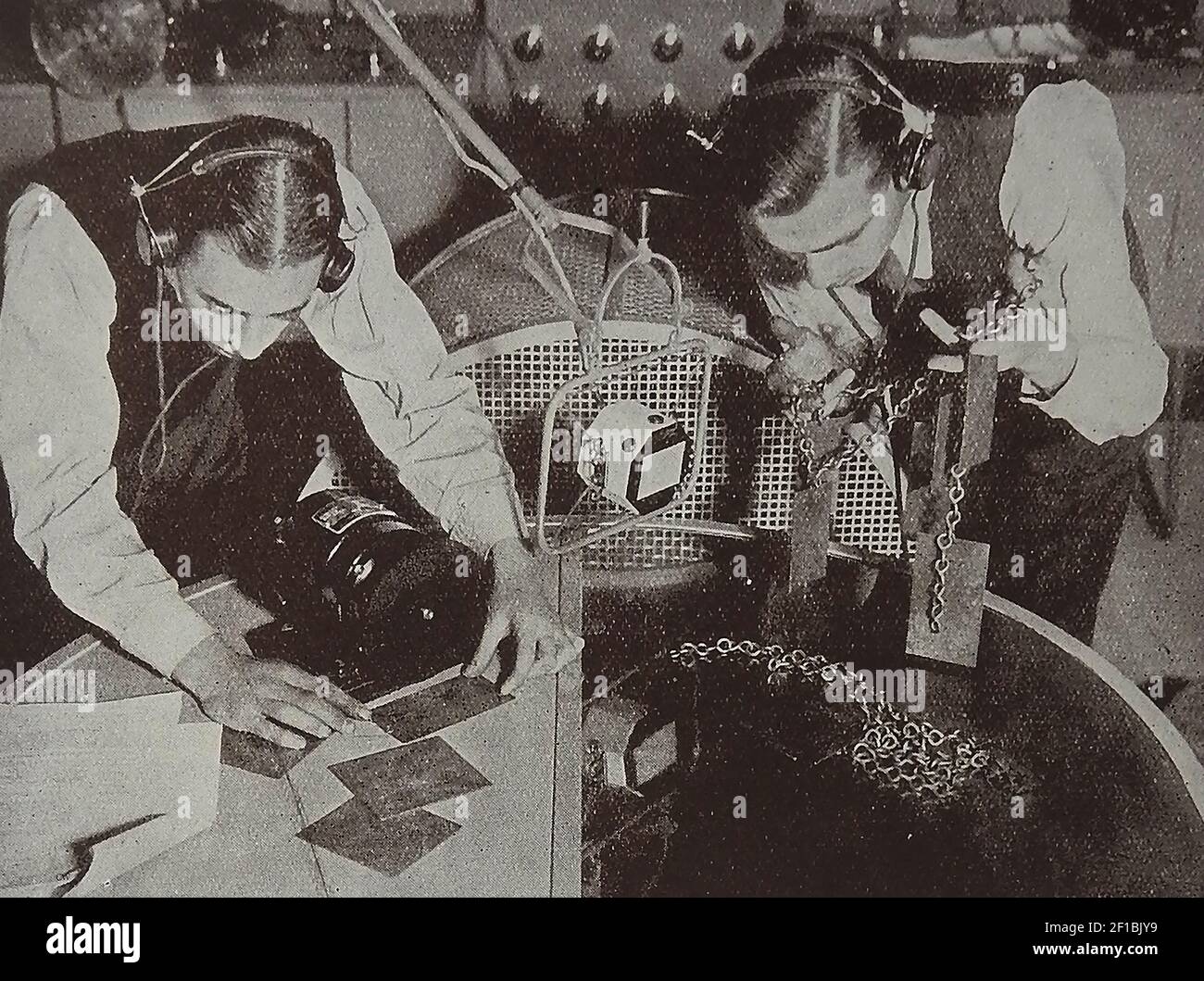 BBC 1940's - una vieja imagen impresa que muestra a los miembros del departamento de sonido de la BBC que se preparan para crear sonidos de efectos especiales. Foto de stock