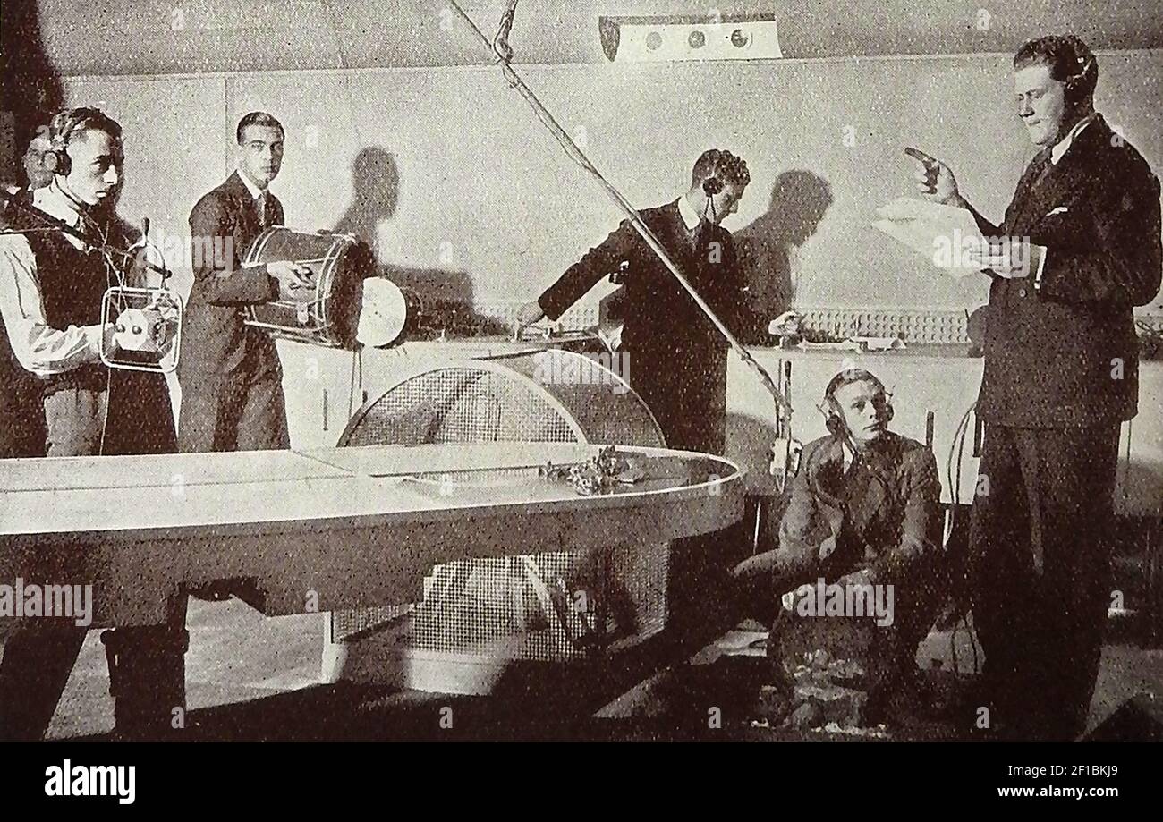 BBC 1940's - una antigua imagen impresa que muestra a los miembros del departamento de sonido de la BBC que se preparan para crear ruidos de efectos especiales para simular un choque aéreo. Foto de stock