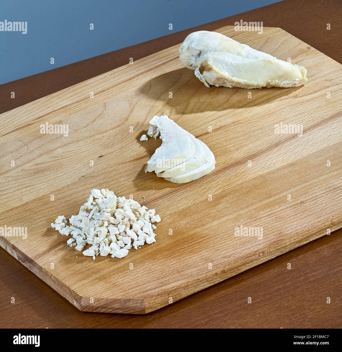 El cocinero corta la carne de pollo hervida para preparar una jaleada  colección completa de recetas culinarias Fotografía de stock - Alamy