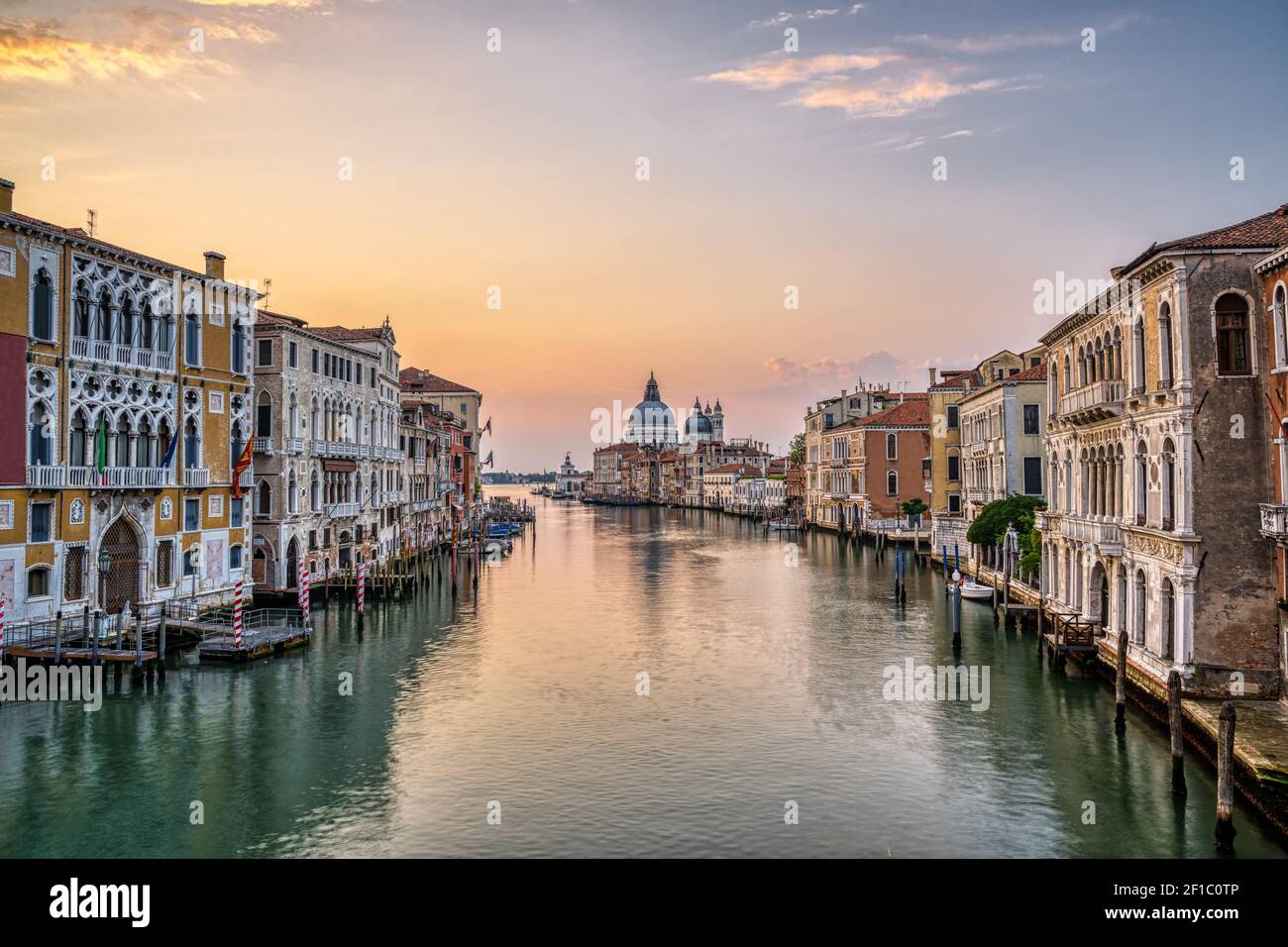 El famoso Gran Canal de Venecia, Italia, al amanecer Foto de stock