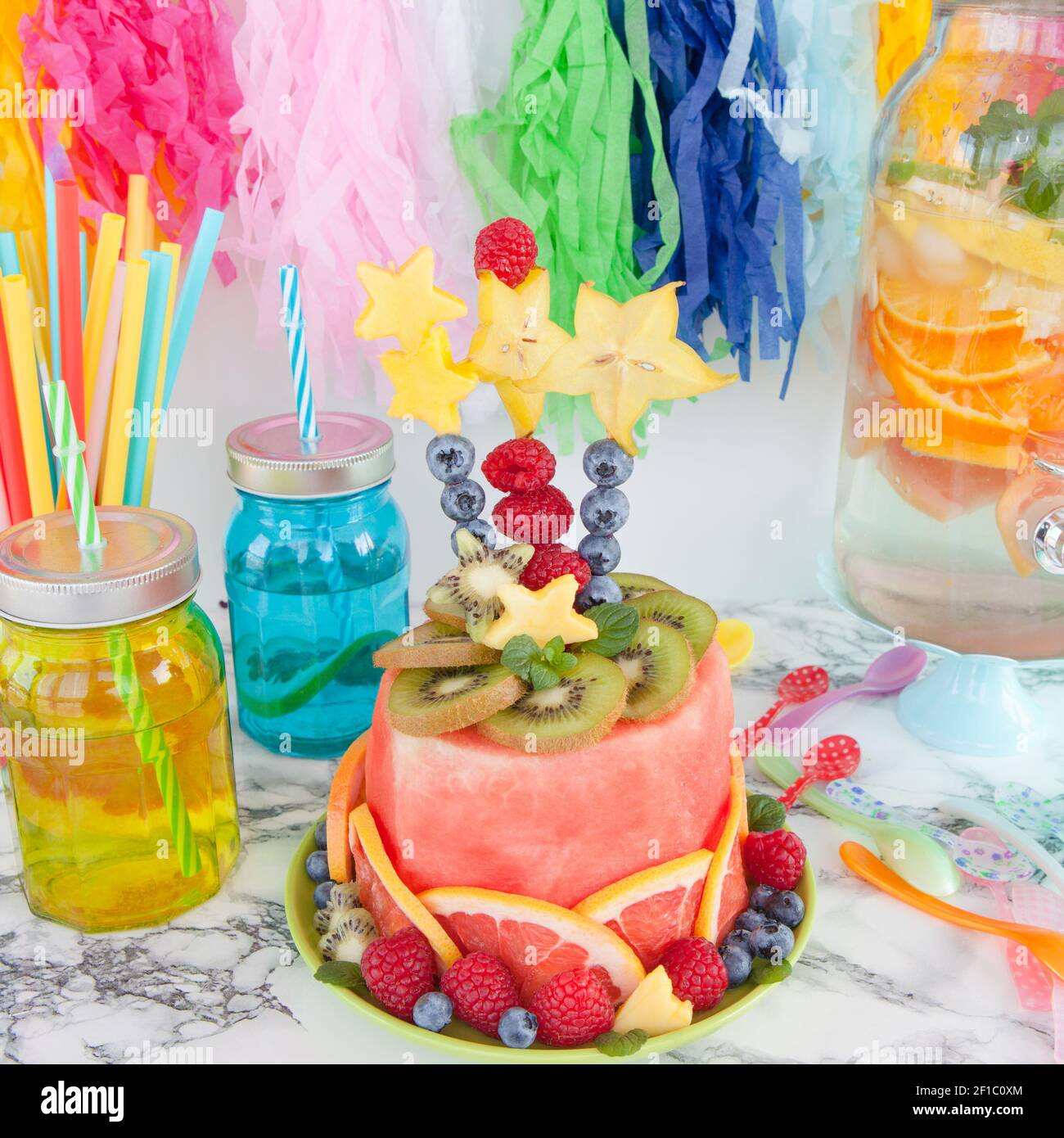 Pastel colorido hecho de fruta fresca Fotografía de stock - Alamy