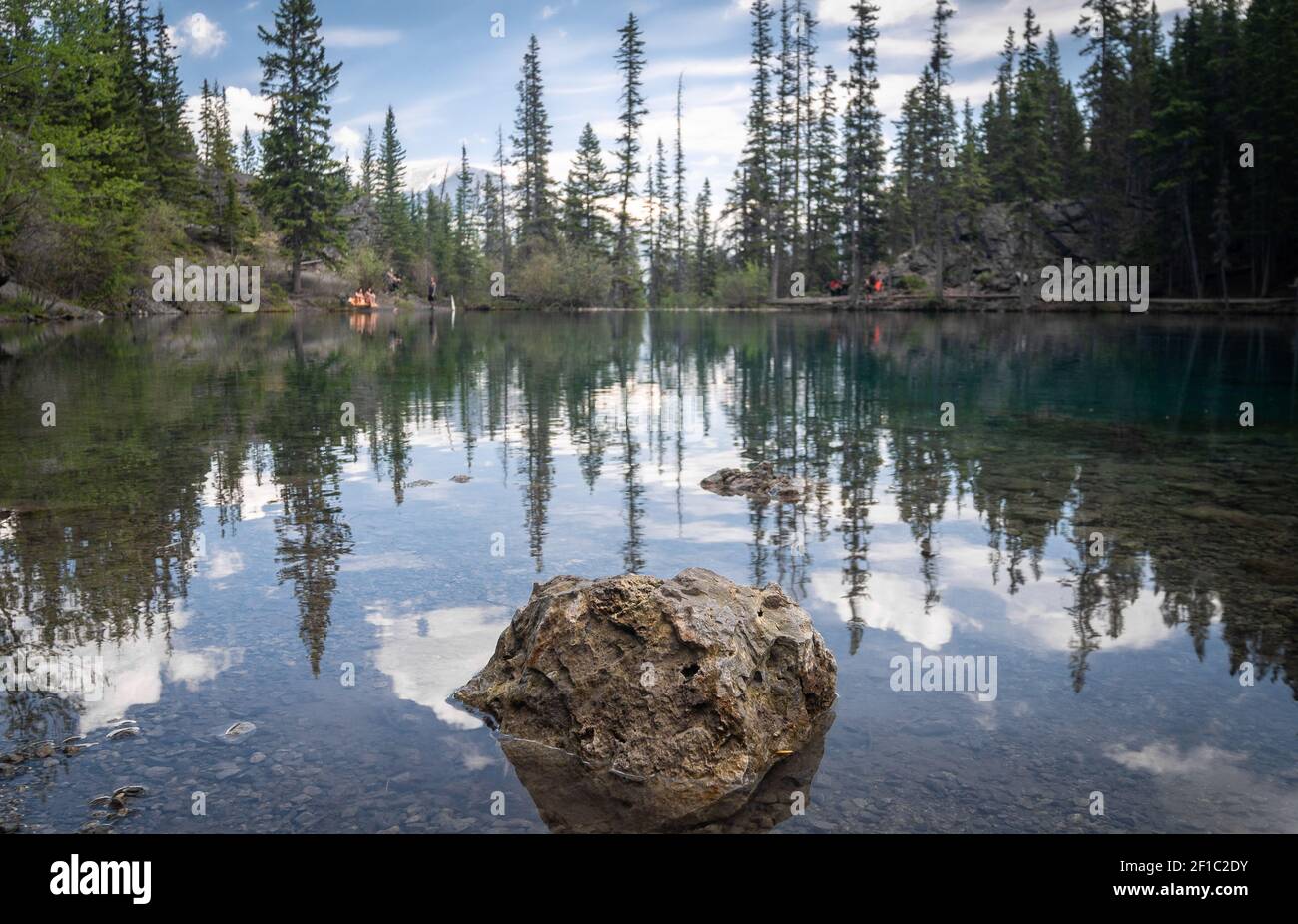 Lago de montaña que refleja sus alrededores, rodado en Grassi Lakes Trail, Canmore, Alberta, Canadá Foto de stock