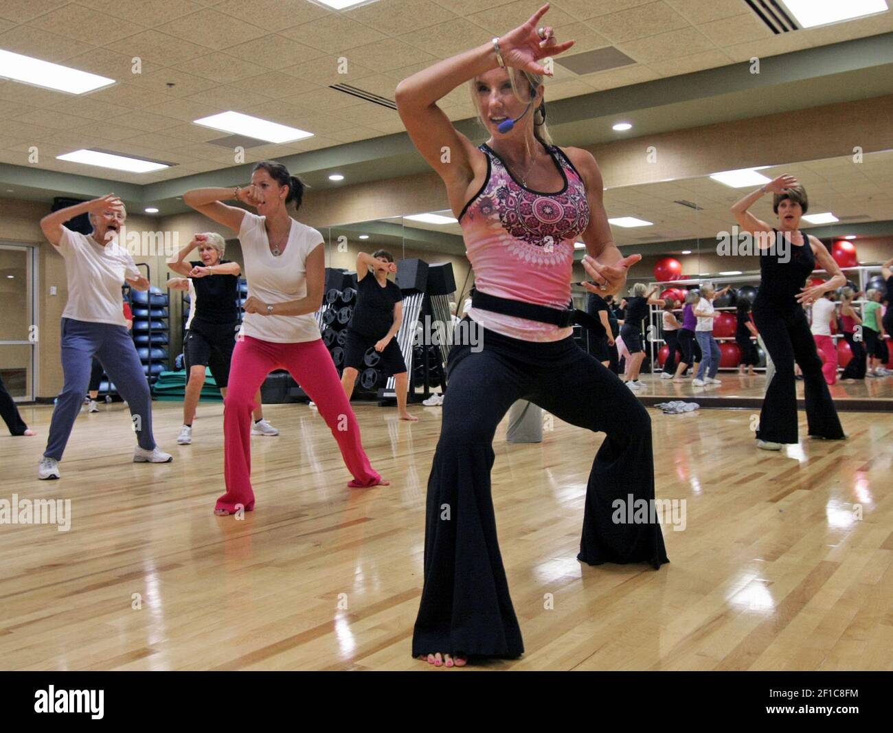 La instructora Marie McKay, en primer plano, dirige una clase de 'NIA' en Lifetime Fitness, una técnica que combina artes marciales, danza y artes curativas, el 8 de julio de 2009, en Eden Prairie, Minnesota. (Foto de Tom Sweeney/Minneapolis Star Tribune/MCT/Sipa USA) Foto de stock