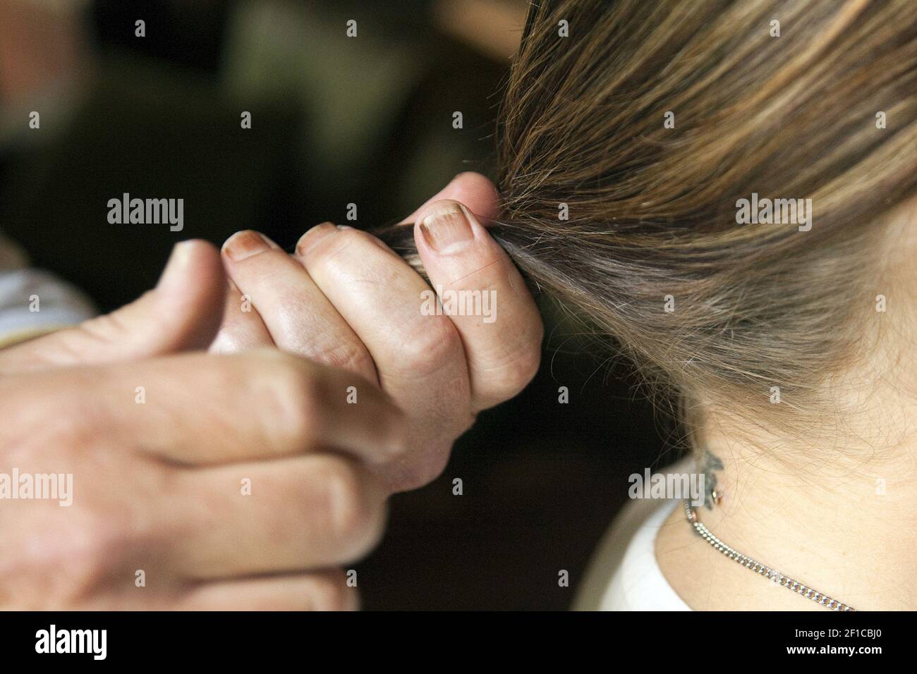 Si tu cabello te hace caliente, prueba un peinado rápido y fácil. Recoge el  pelo en una mano en la nuca. (Foto de Mike Hutmacher/Wichita Eagle/MCT/Sipa  USA Fotografía de stock - Alamy