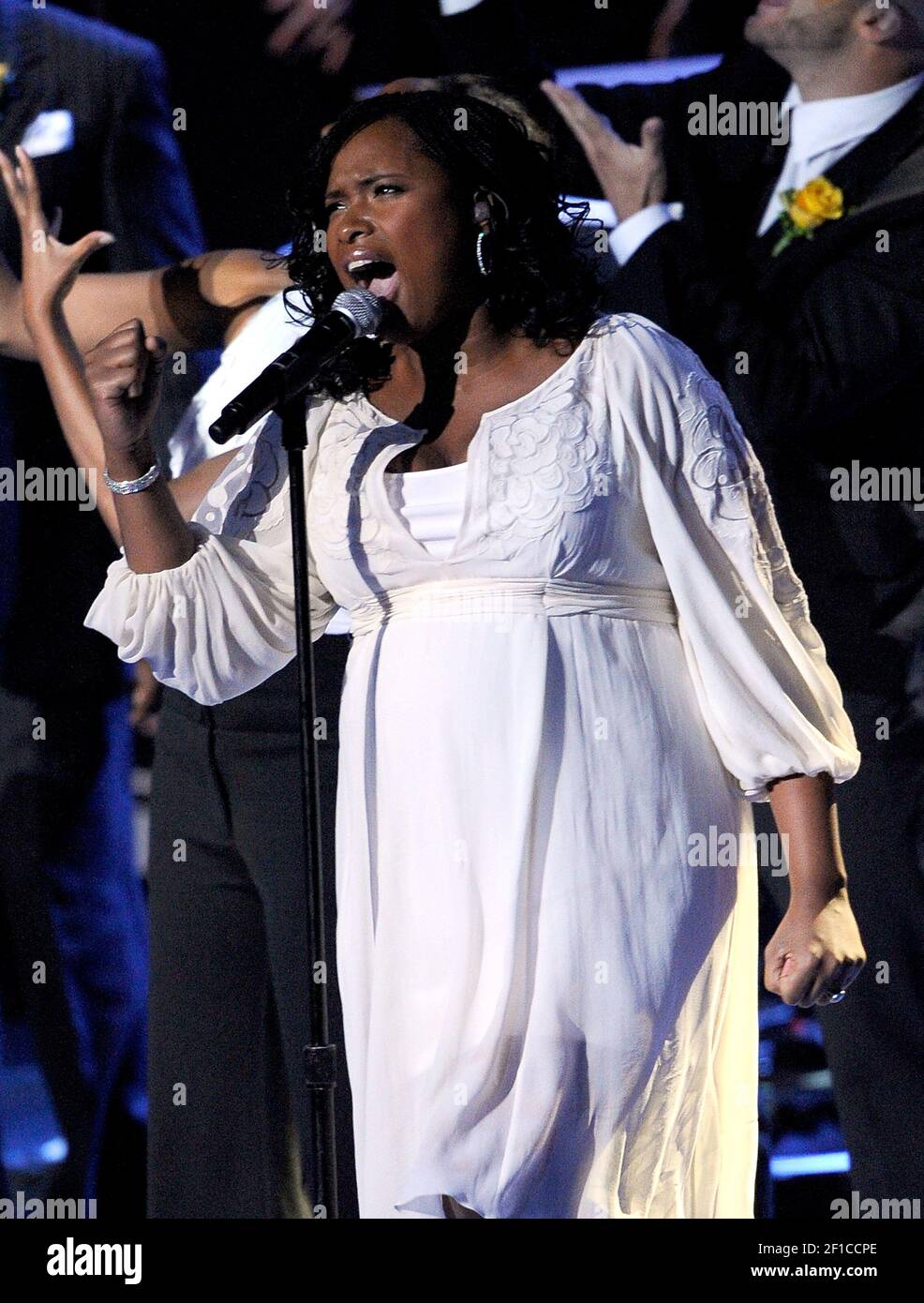 La cantante Jennifer Hudson actúa en el servicio conmemorativo público de Michael Jackson celebrado en Staples Center el 7 de julio de 2009 en los Ángeles, California. (Foto de Kevork Djansezian/Getty Images/MCT/Sipa USA) Foto de stock