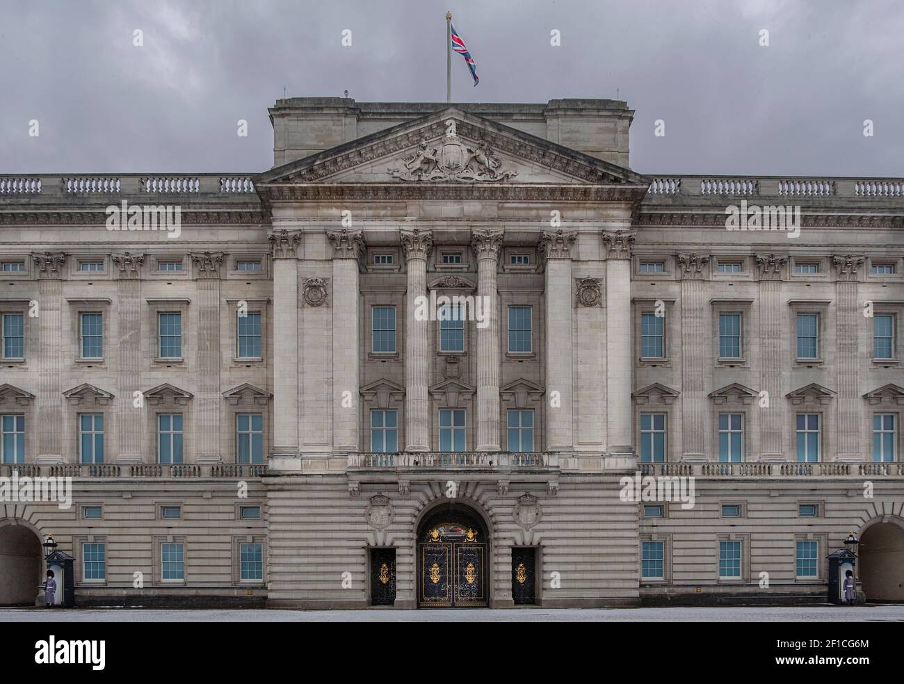 Buckingham Palace con la bandera del Reino Unido volando, residencia oficial de las Queens Inglaterra, Londres, Reino Unido Foto de stock