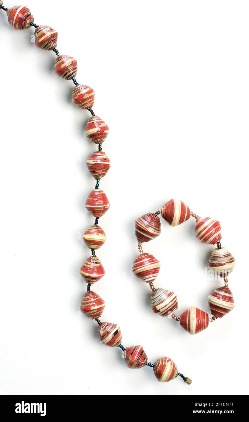 Pulp Fashion: Para el estilo safari que no parece bueno, sino que también hace bueno, pila en bolas de Bagala Beads. Estos coloridos collares y pulseras ($15-$22, Hoops, 817-283-4417) son