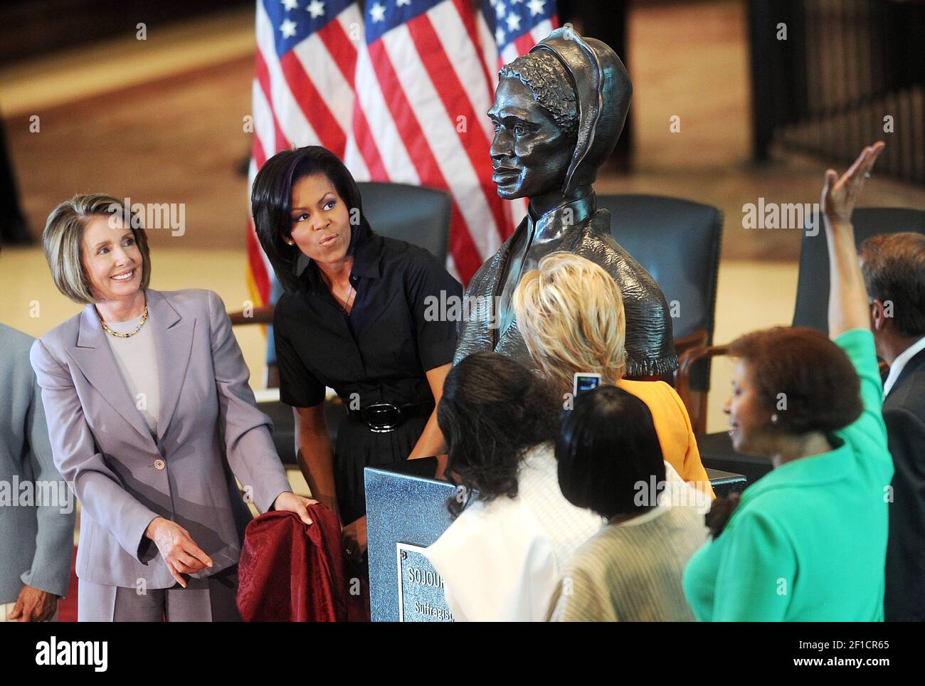 La oradora de la Cámara de representantes Nancy Pelosi (D-CA), y la primera dama Michelle Obama desvelan el busto de la verdad Sojourner en el Centro de Visitantes del Capitolio de los EE.UU. 28 de abril de 2009 en Washington, D.C. (Foto de Olivier Douliery/Abaca Press/MCT/Sipa USA) Foto de stock