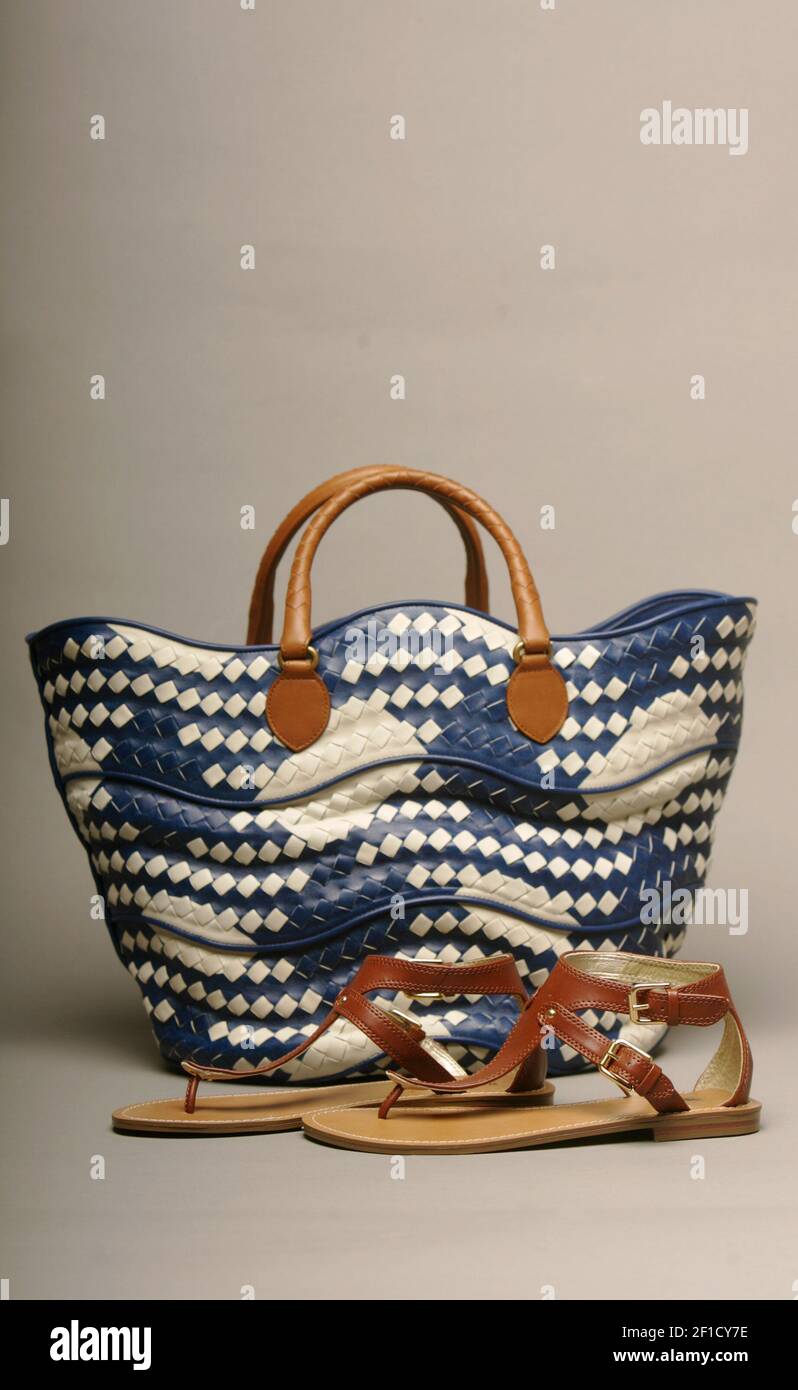 Nada dice el verano mejor que un par de sandalias y bolsa tejida. Bolsa  tejida azul y blanca, Bottega Veneta; y sandalia gladiadora, Merona (de  Target). (Foto de Juli Leonard/Raleigh News \u0026