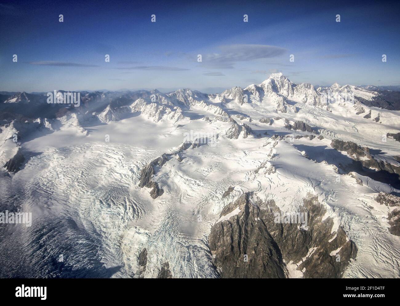 Montañas cubiertas de nieve y hielo, disparos aéreos realizados desde el avión sobre el Monte Cook y el glaciar Franz Josef en la región de la costa oeste de Nueva Zelanda Foto de stock