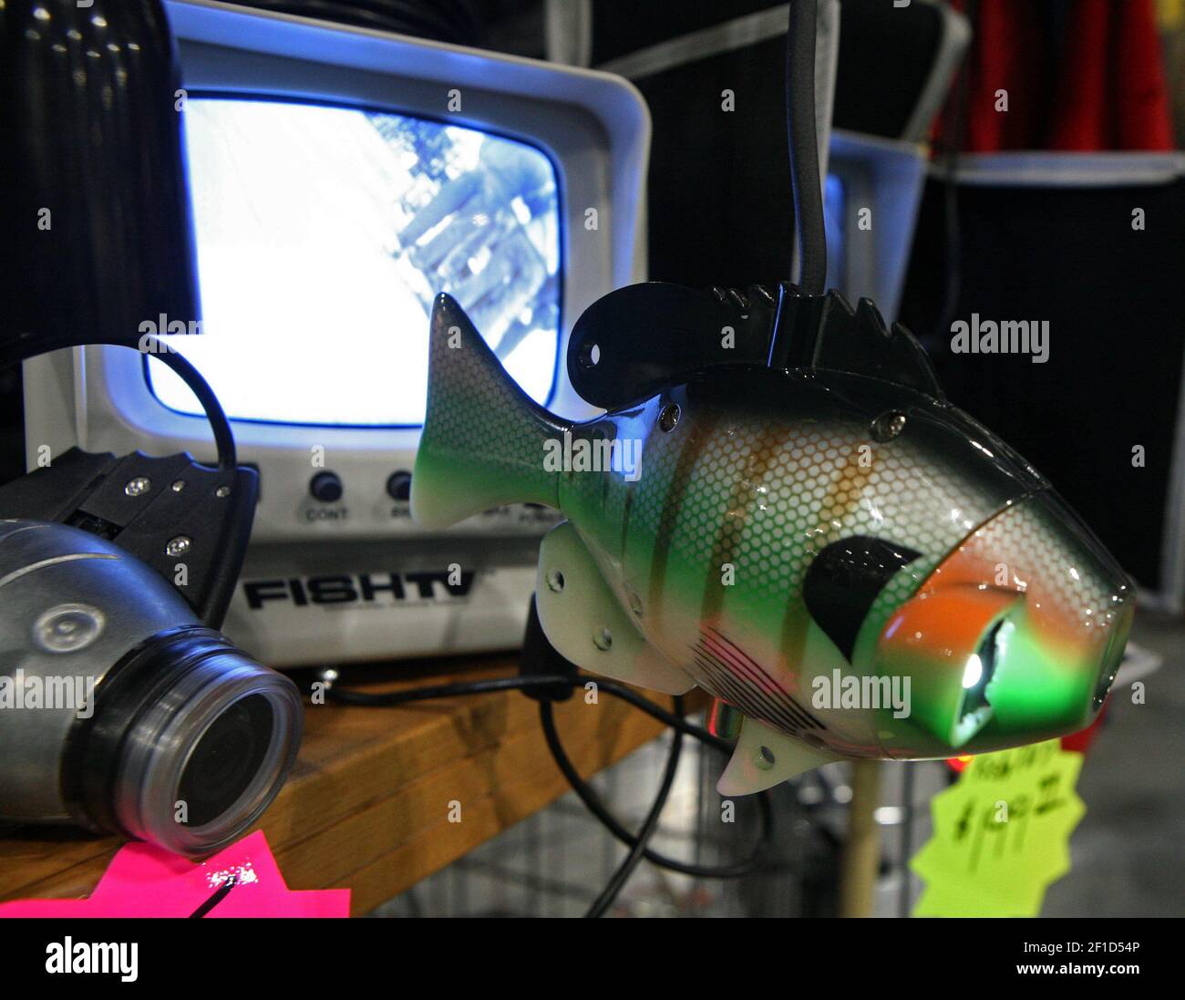 El dispositivo en forma de pez, que se muestra en primer plano en un  espectáculo deportivo en West Allis, Wisconsin, es una cámara submarina con  luz que se utiliza para enviar imágenes