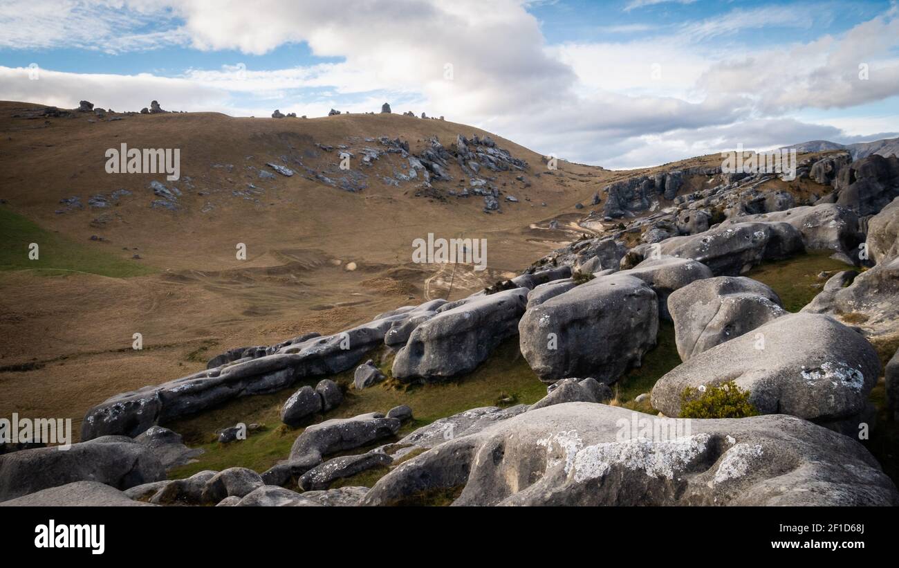 Paisaje desértico con rocas en primer plano en la hermosa ubicación de Castle Hill, Nueva Zelanda Foto de stock