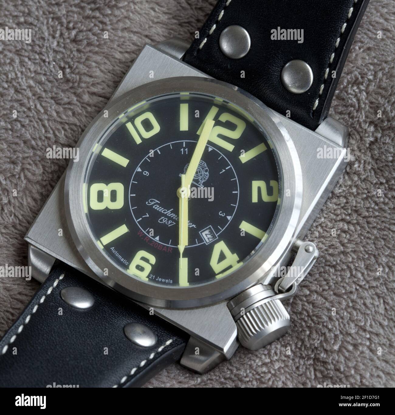 Un reloj tauchmeister aparece en la colección de Tim Paulsen, de Pacifica,  California, 7 de abril de 2012. Paulsen, de 35 años, ha estado recogiendo  relojes desde que su abuelo le dio