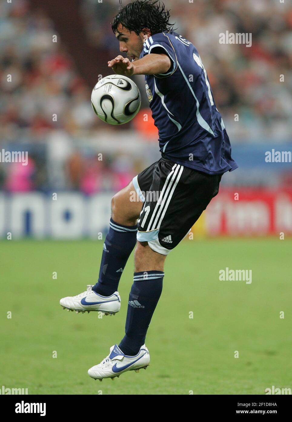 Carlos Tevez de Argentina (11) en acción cuando Argentina venció a  Serbia-Montenegro 6-0 en la Copa del Mundo en Gelsenkirchen, Alemania, 16  de junio de 2006. (Foto de Lionel Hahn/Abaca Press/KRT Fotografía