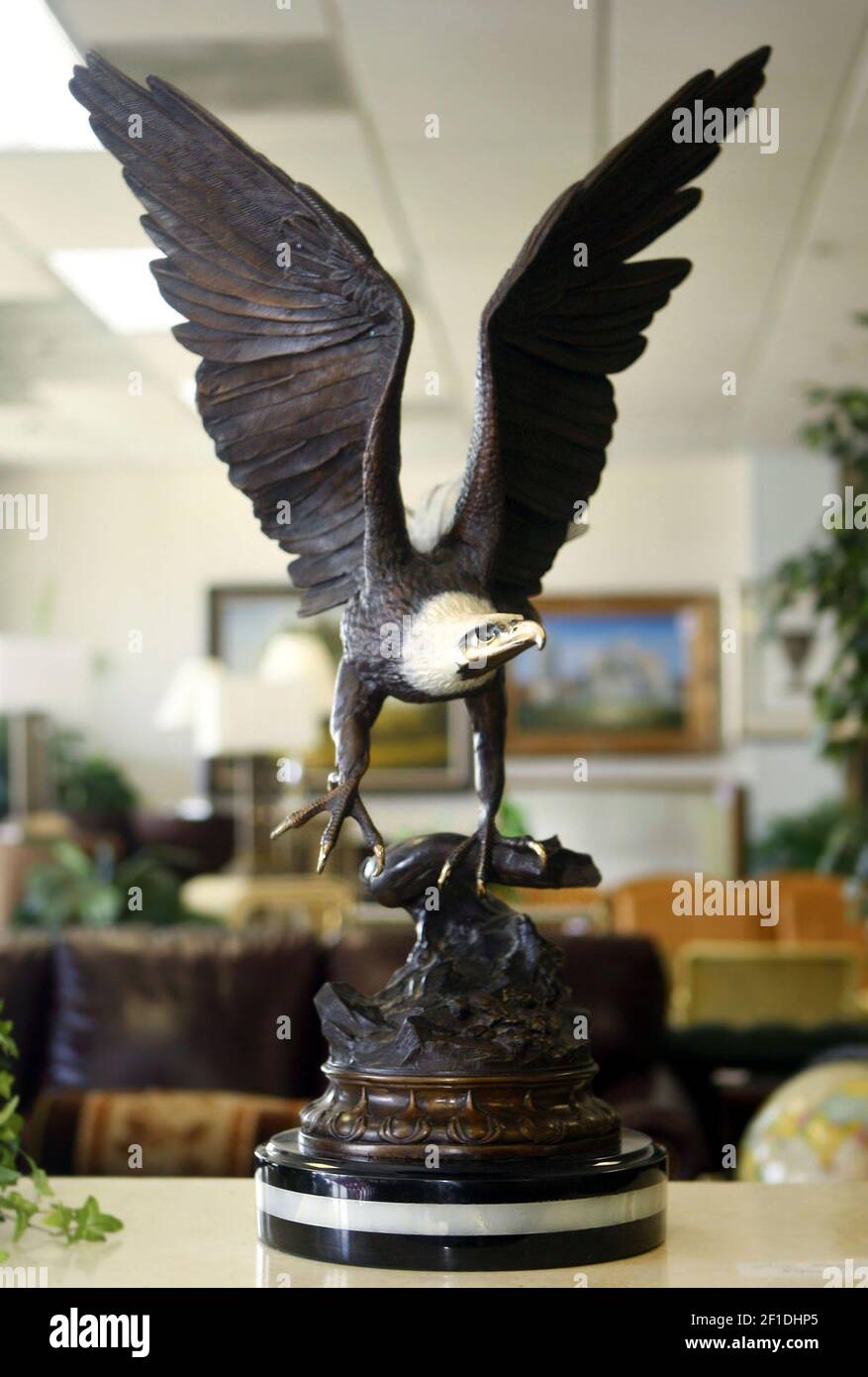 Esta escultura de águila de bronce, sobre una base de mármol, tiene un  precio de $999 en AMC Liquidators en Fort Lauderdale, Florida. El negocio  está descargando 25 remolques cargados de mobiliario
