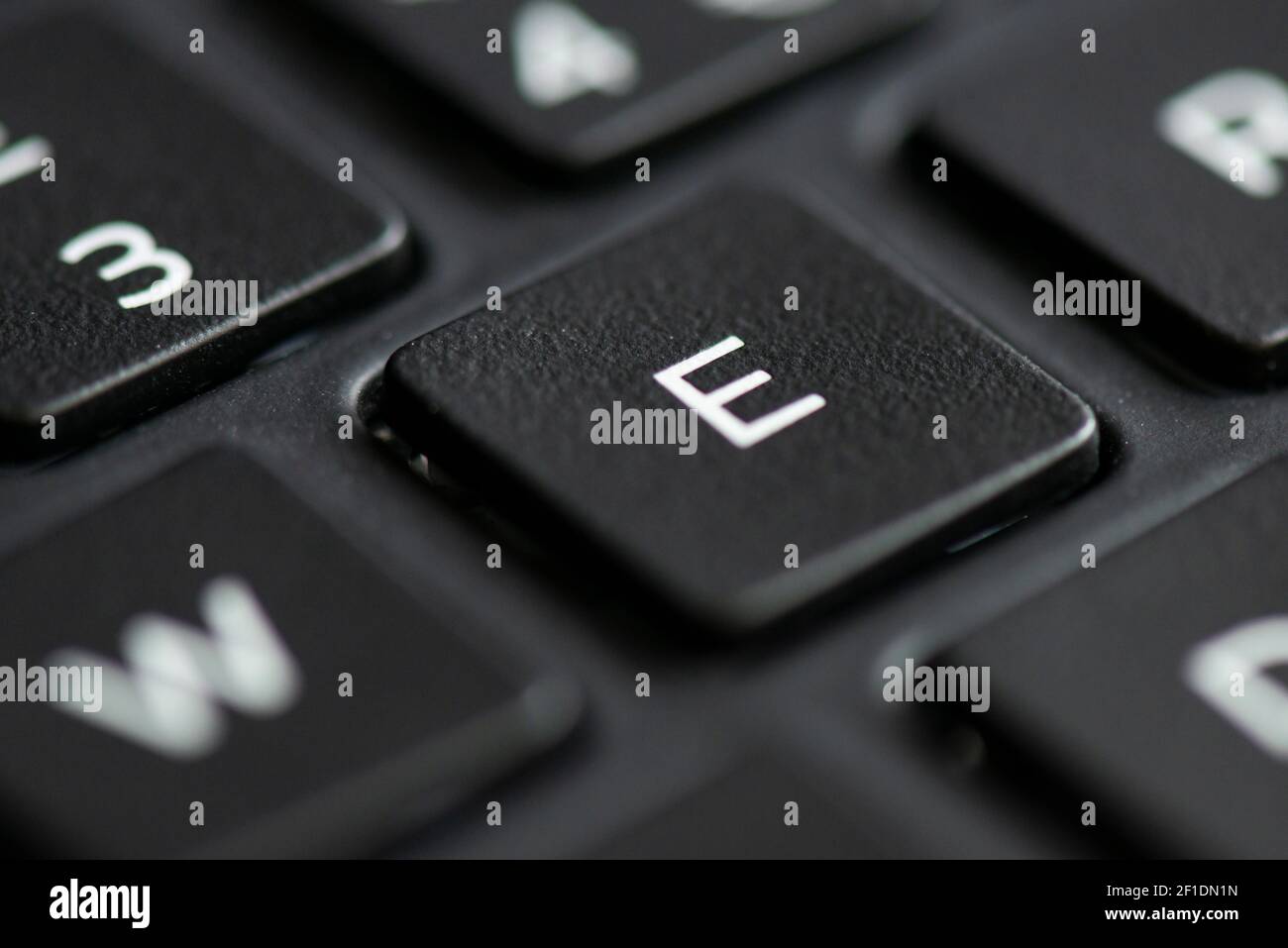 Tecla de letra E en el teclado de un ordenador portátil Fotografía de stock  - Alamy