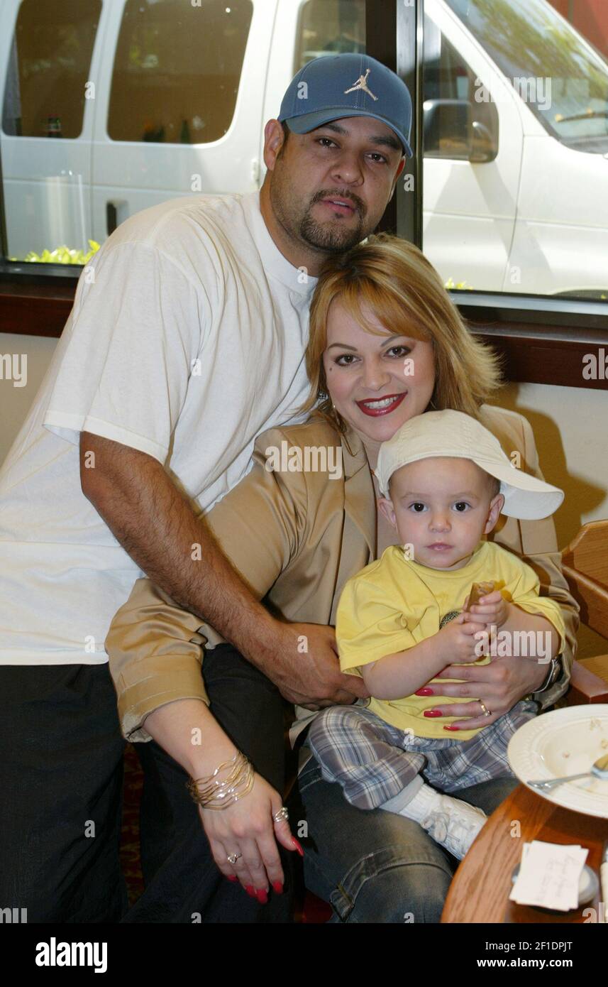 MIAMI,FL: Fotoshoot con Juan López ( muerto en 2009), Jenni Rivera e hijo  Johnny Angel López durante una entrevista en un hotel en Miami FL.  Alrededor de 2001.(Foto de Alberto E. Tamargo) ***