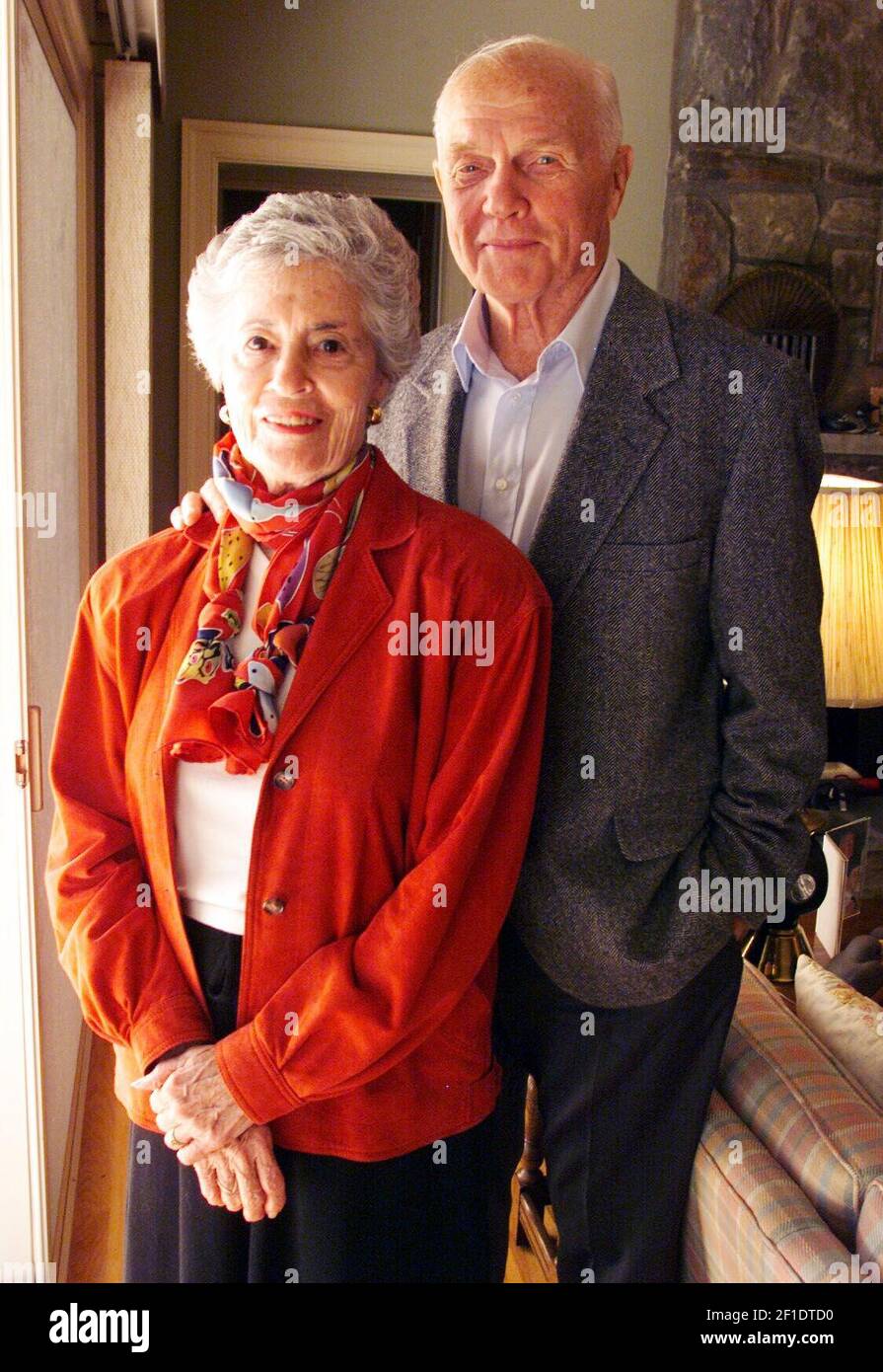 8 de octubre de 1999; Bethesda, MD, EE.UU.; El ex Senador y astronauta John Glenn en casa en Bethesda, Maryland, y su esposa Annie Glenn. Crédito obligatorio: Tim Dillon-USA TODAY/Sipa USA Foto de stock