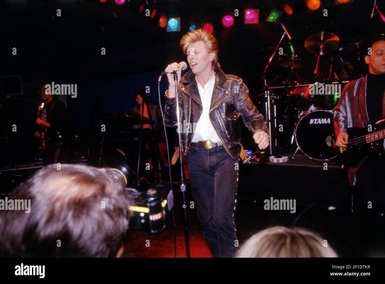 18 de marzo de 1987; Nueva York, NY, EE.UU.; El cantante de rock David Bowie actúa en una conferencia de prensa en el Club Cat en Greenwich Village, Nueva York, el 18 de marzo de 1987. La estrella inglesa del rock anunciaba una gira de seis meses a 100 ciudades, titulada 'Luz de luna serosa', programada para estar en Rotterdam. Crédito obligatorio: Robert S. Townsend/NorthJersey.com via USA TODAY NETWORK/Sipa USA Foto de stock