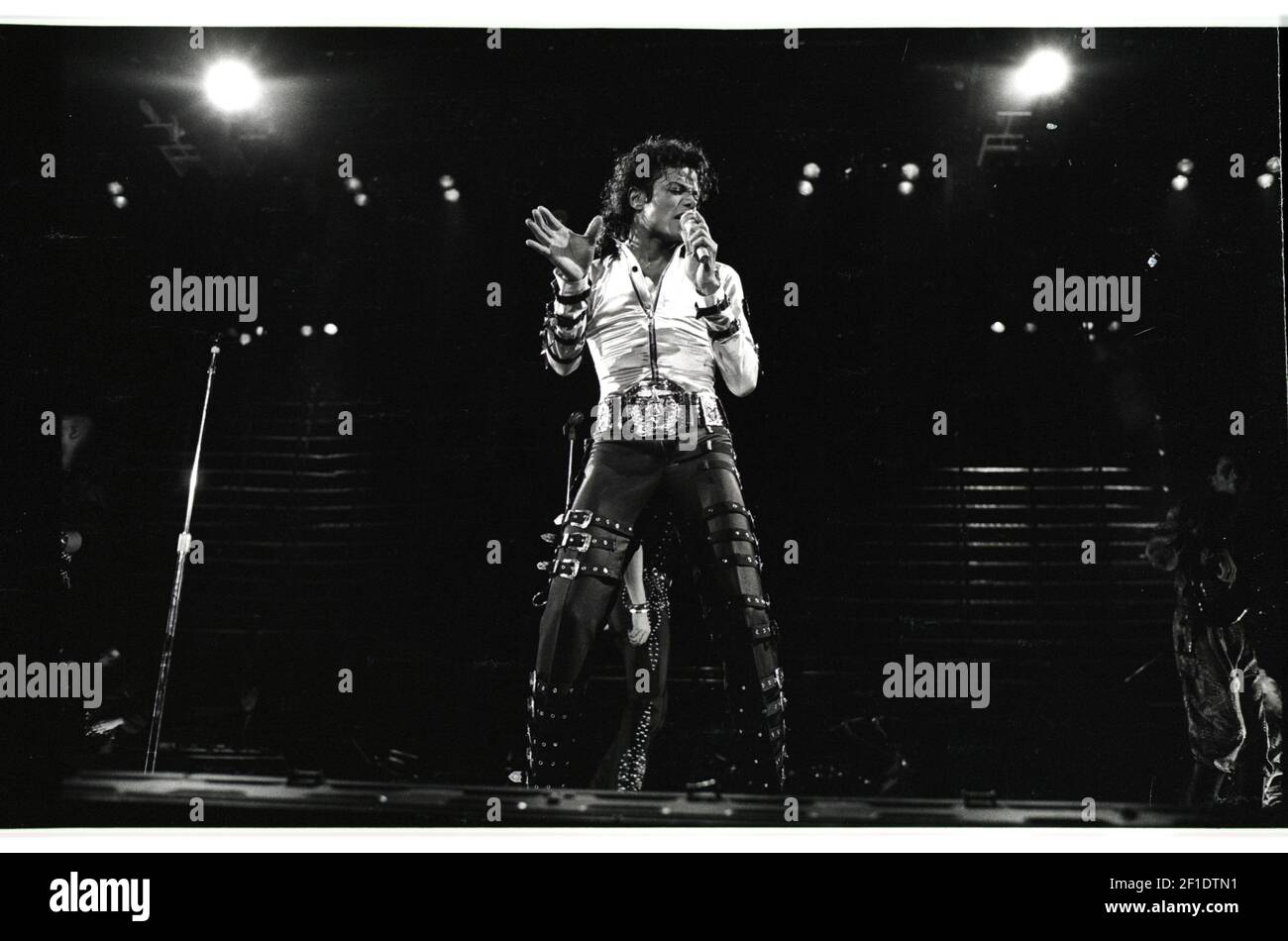Marzo de 18 1988; Indianápolis, IN, EE.UU.; Michael Jackson actúa en un concierto de Market Square Arena el 18 1988 de marzo. Fue el primero de dos conciertos de MSA vendidos durante su gira por el mundo malo. Crédito obligatorio: Mike Fender / The Indianapolis Star via USA TODAY NETWORK/Sipa USA Foto de stock