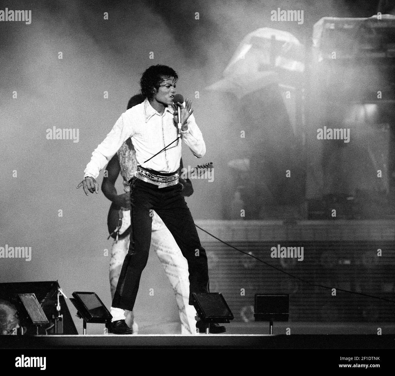10 de agosto de 1984; Knoxville, TN, EE.UU.; Michael Jackson interpreta algunos de sus éxitos de su álbum 'Thriller', el álbum más vendido de la historia, durante el 'Victory Tour' de The Jacksons en Knoxville, Tennessee, 10 de agosto de 1984.crédito obligatorio: Ricky Rogers / The Tennessean via USA TODAY NETWORK/Sipa USA Foto de stock