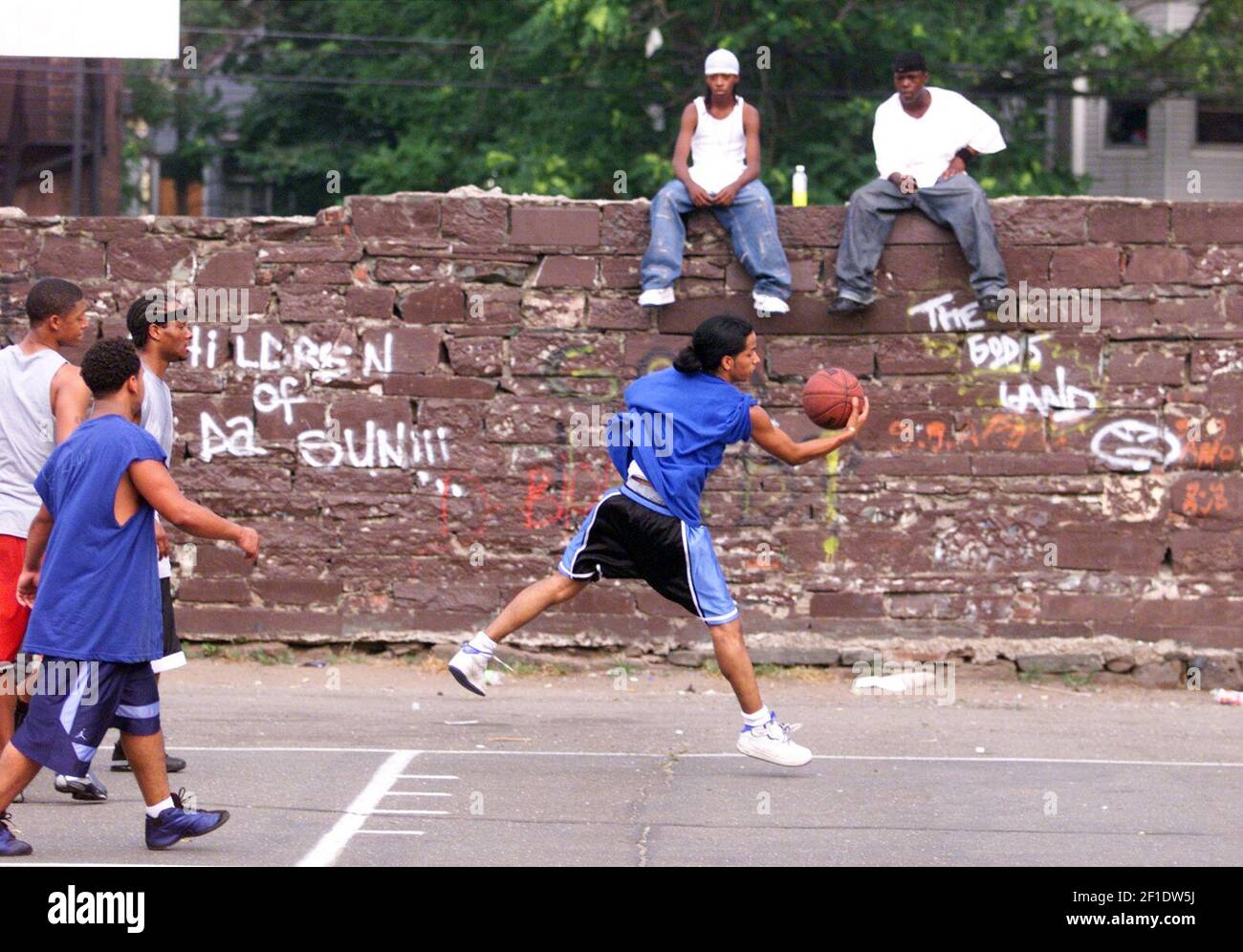 18 de julio de 2002; Paterson, NJ, EE.UU.; David Reyes, de 18 años, de Manhattan, NY, del equipo Spanish Harlem obtiene el control de la pelota mientras una multitud comienza a reunirse en los juegos del torneo de baloncesto en 12th Street en Paterson. Crédito obligatorio: Elizabeth Lara/Herald News via USA TODAY NETWORK/Sipa USA Foto de stock