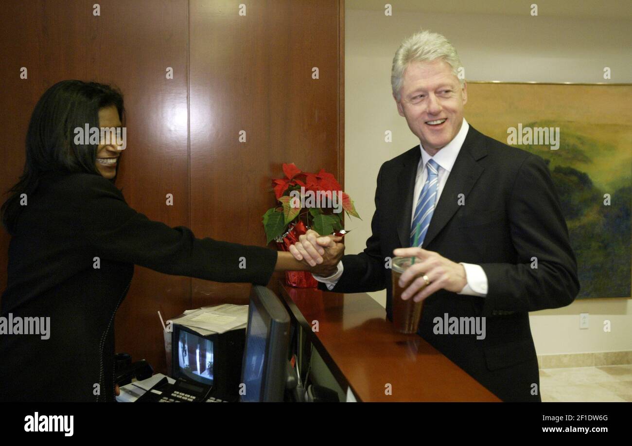 11 de febrero de 2004; Nueva York, NY, EE.UU.; El ex presidente Bill Clinton en Nueva York saluda a la recepcionista Helen Robinson en sus oficinas de Harlem. Crédito obligatorio: Robert Deutsch-USA TODAY /Sipa USA Foto de stock