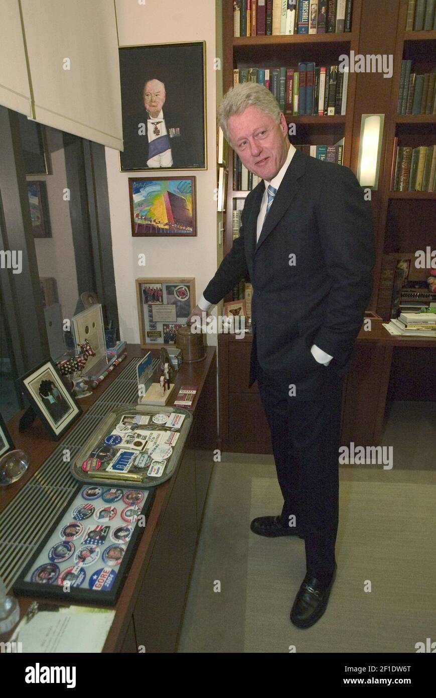 11 de febrero de 2004; Nueva York, NY, EE.UU.; Un día en la vida del ex presidente Bill Clinton en Nueva York. Está mostrando su colección de recuerdos en sus oficinas de Harlem. Crédito obligatorio: Robert Deutsch-USA TODAY /Sipa USA Foto de stock