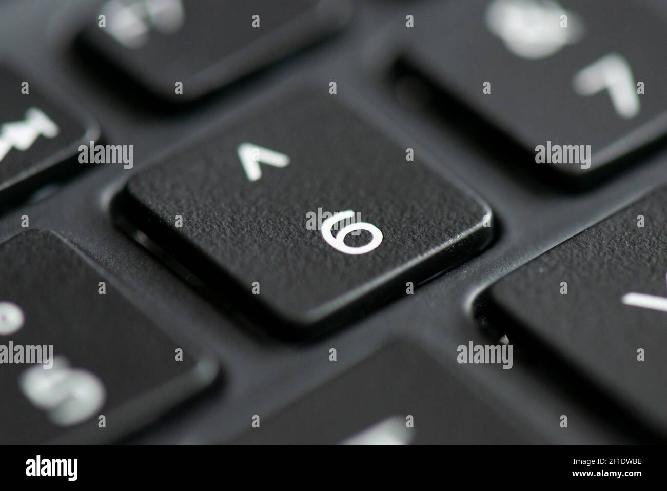 Número 6 y tecla de símbolo de intercalación en el teclado de un ordenador portátil Foto de stock
