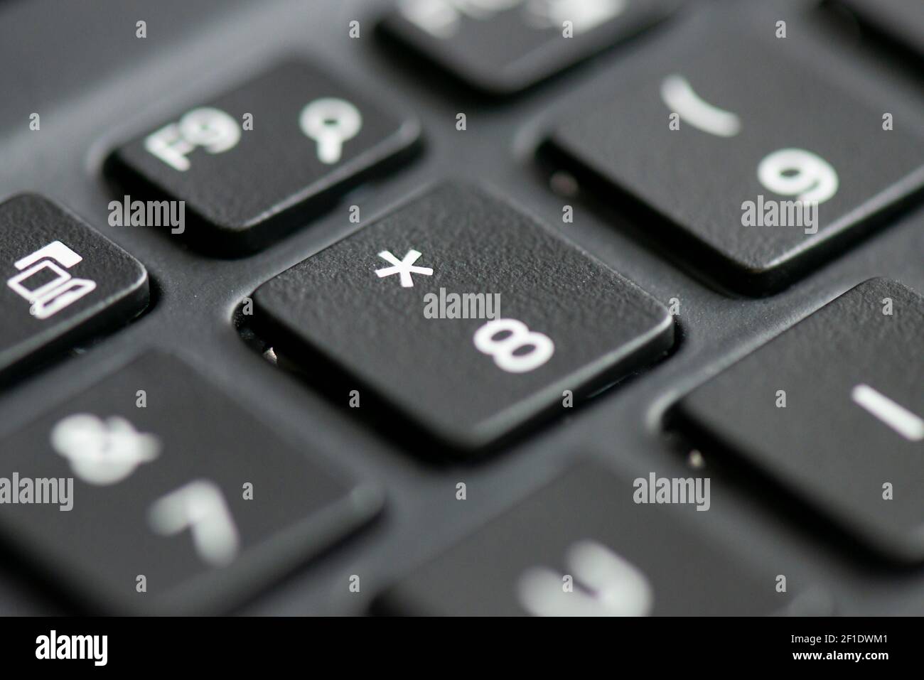 8 y tecla de asterisco en el teclado de un ordenador portátil Fotografía de stock - Alamy
