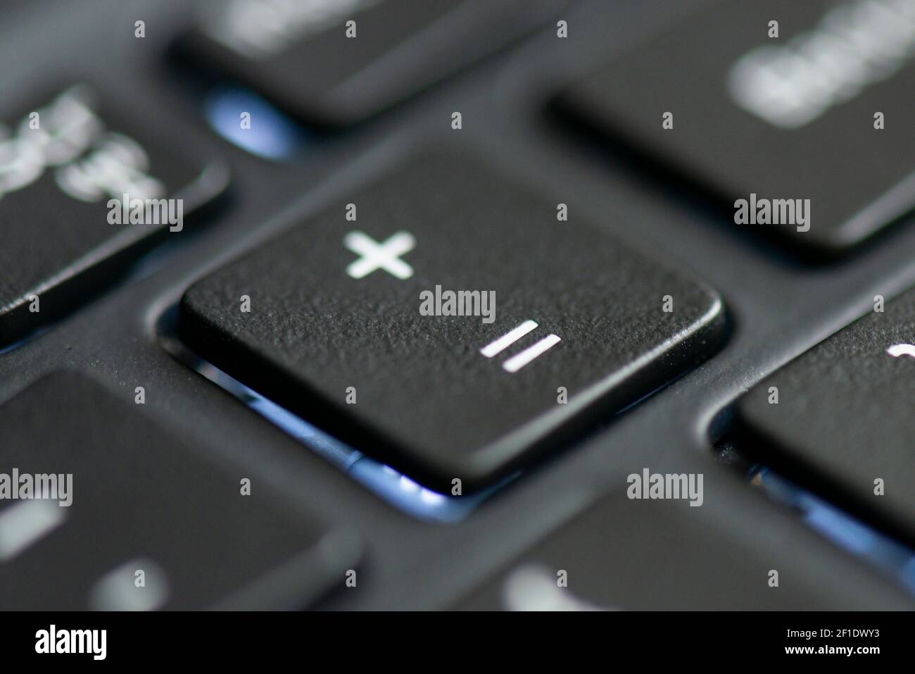 Tecla igual a y más en el teclado de un portátil Fotografía de stock - Alamy