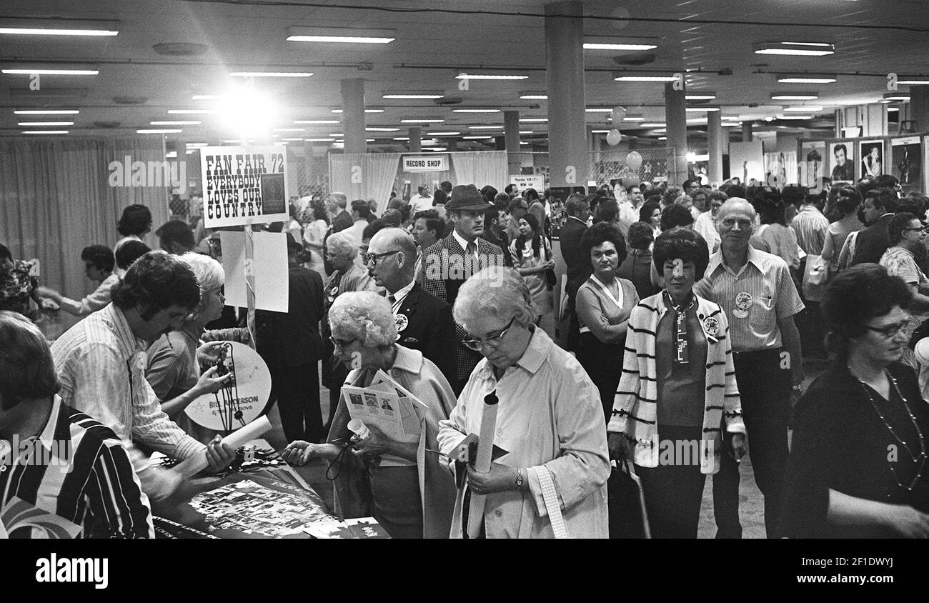 12 de abril de 1972; Nashville, TN, EE.UU.; Los aficionados llenaron el área del stand durante la primera Feria Anual de Fan de Música Country en el Auditorio Municipal. Crédito obligatorio: El Tennessean a través de EE.UU. HOY RED / Sipa EE.UU. Foto de stock