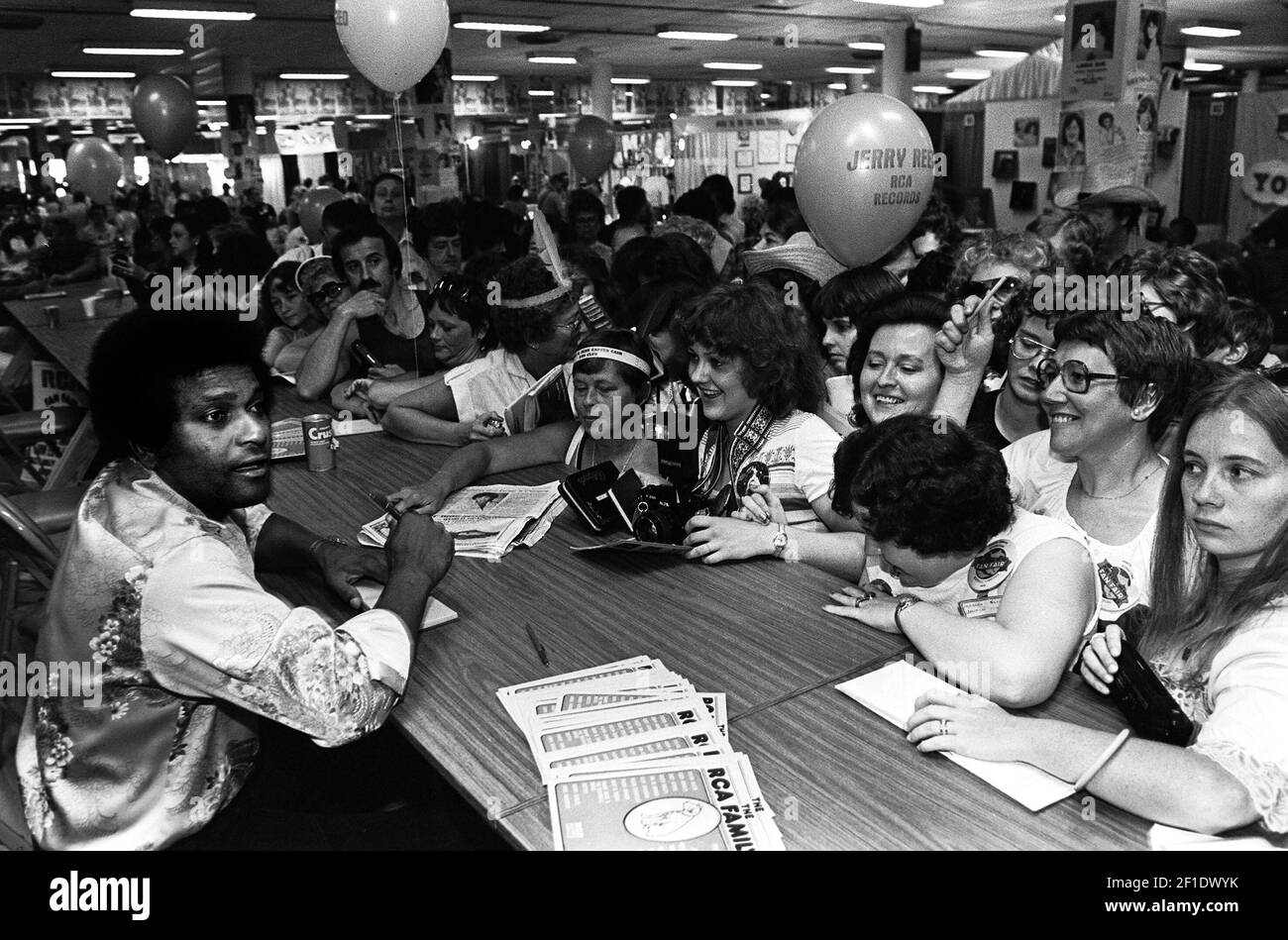 6 de junio de 1979; Nashville, TN, EE.UU.; Como decenas de fans tuvieron una rara oportunidad de reunirse con las estrellas de la Feria de fans en el Auditorio Municipal, Charley Pride firmó autógrafos para la carga de armas. Crédito obligatorio: El Tennessean a través de EE.UU. HOY RED / Sipa EE.UU. Foto de stock